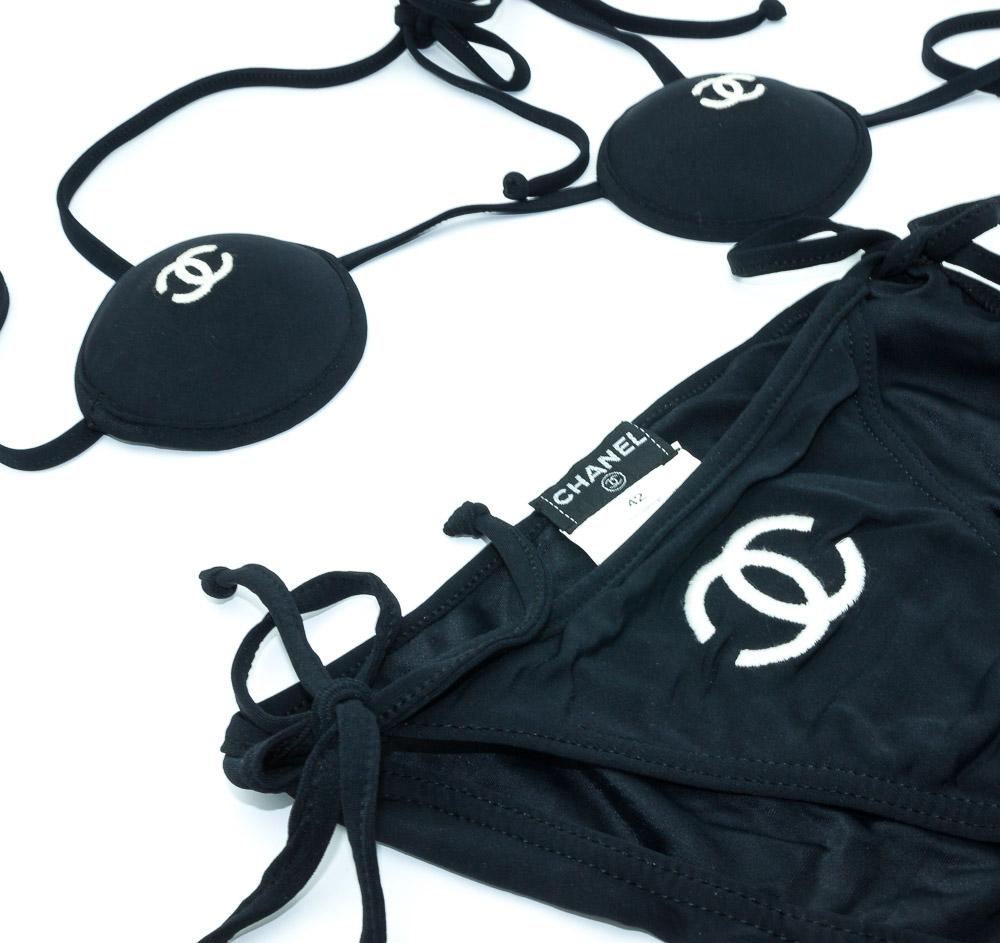 The most sexy and wanted Chanel mini-bikini ever 1996 !!! Catwalk piece. Black & white Chanel logo.

Signed: Chanel, original tag, french 42. Adjustable size. 
Diameter of the Bikini is: 9 cm. 

Excellent vintage condition

Contact us if you would