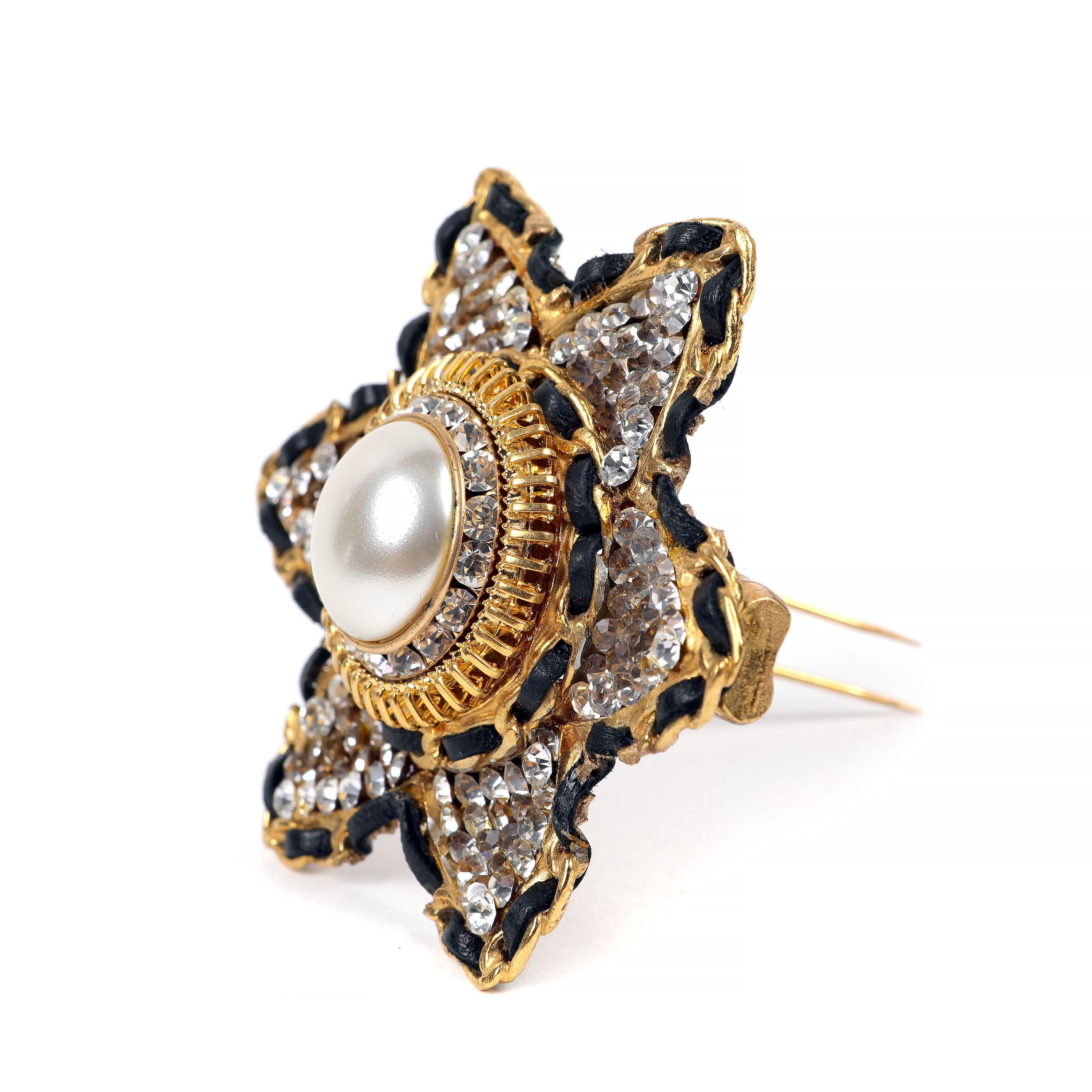 Chanel Sternförmige Perlen- und Kristallbrosche im Zustand „Hervorragend“ im Angebot in Palm Beach, FL