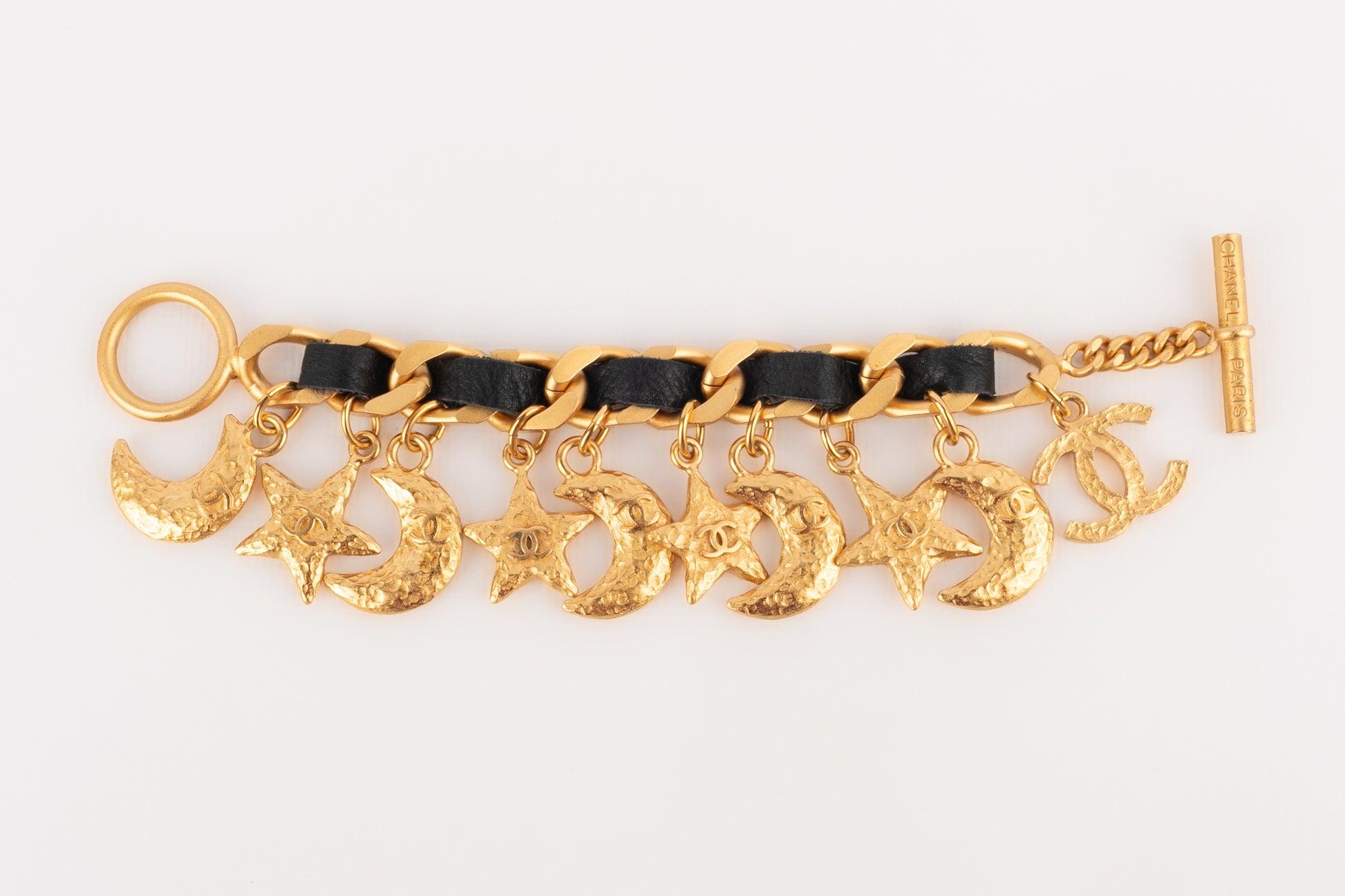 Chanel - (Made in France) Pulsera de metal dorado y cuero negro con charms que representan estrellas y lunas. Colección Otoño-Invierno 1995.

Más información:
Estado: Muy buen estado
Dimensiones: Longitud: 19 cm
Periodo: Siglo XX

Referencia del