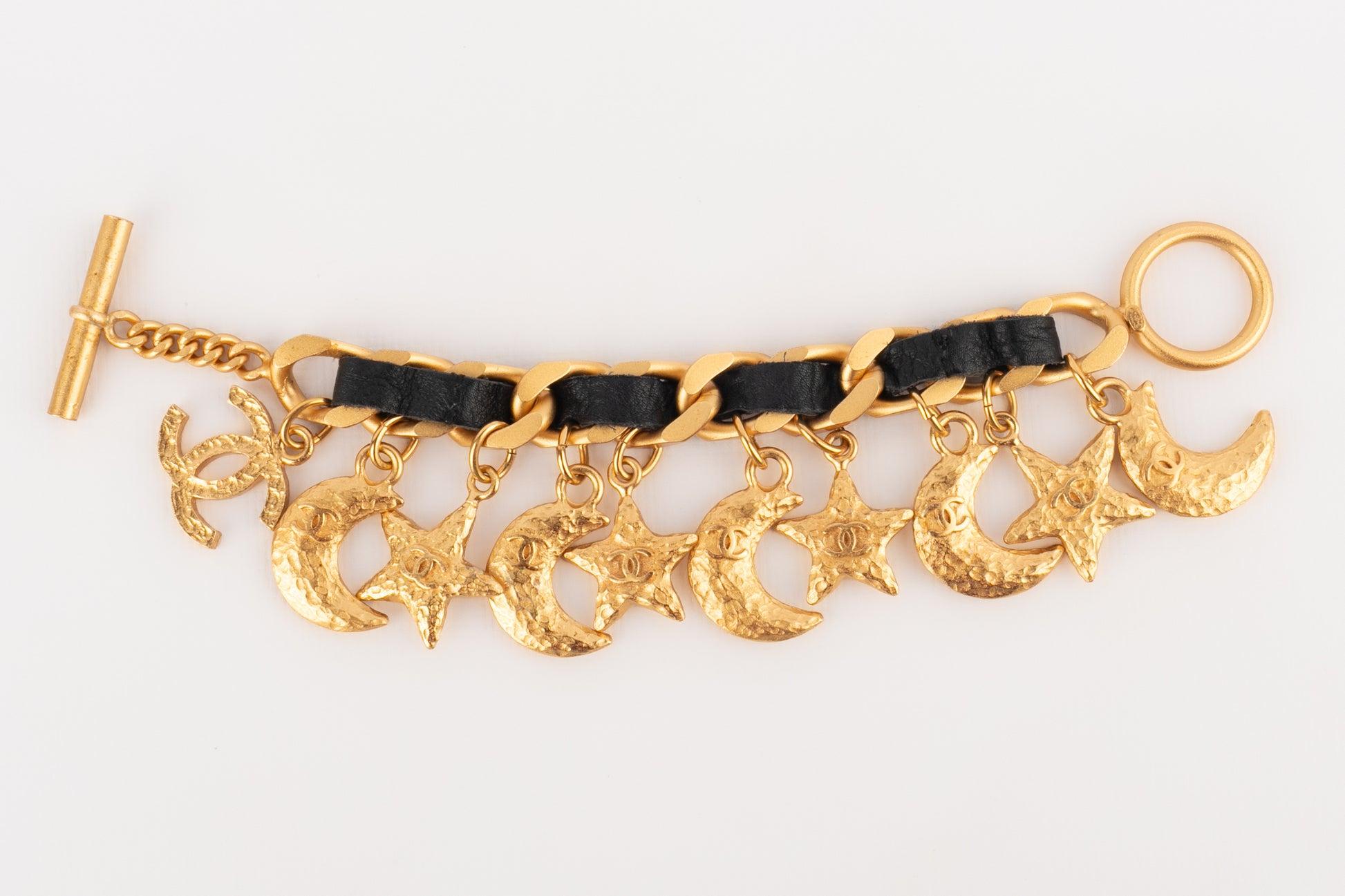 Chanel Pulsera Estrellada con Charms, 1995 en Excelente estado para la venta en SAINT-OUEN-SUR-SEINE, FR