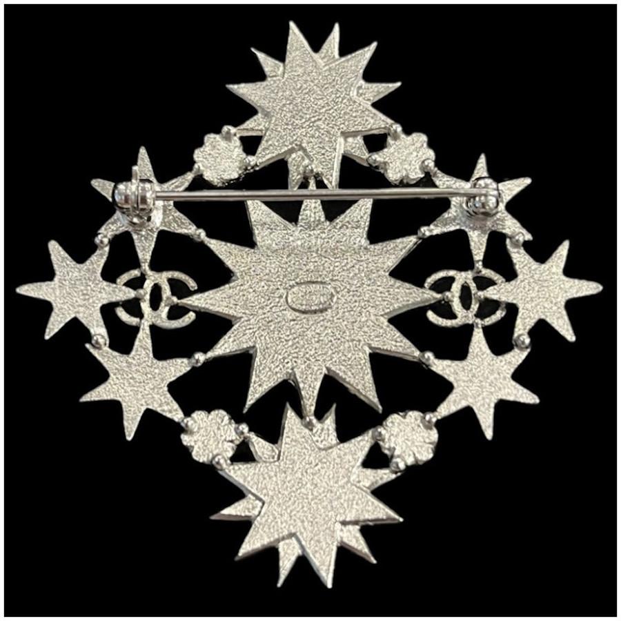 Superb Chanel brooch with stars in silver metal
Condition : excellent
Made in France
Material : silver metal, Swarovski crystals
Color : silver
Dimensions : 5,3 x 5,5 cm
Hardware : silver metal
Stamp : yes
Year : Fall Winter 2015
Details : brooch