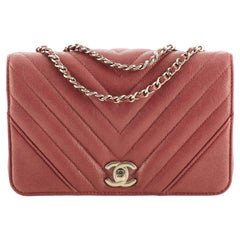 Chanel Statement-Klappentasche Chevron schillerndes Kaviar Mini
