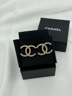 Orecchini Chanel con cristalli d'oro a forma di CC