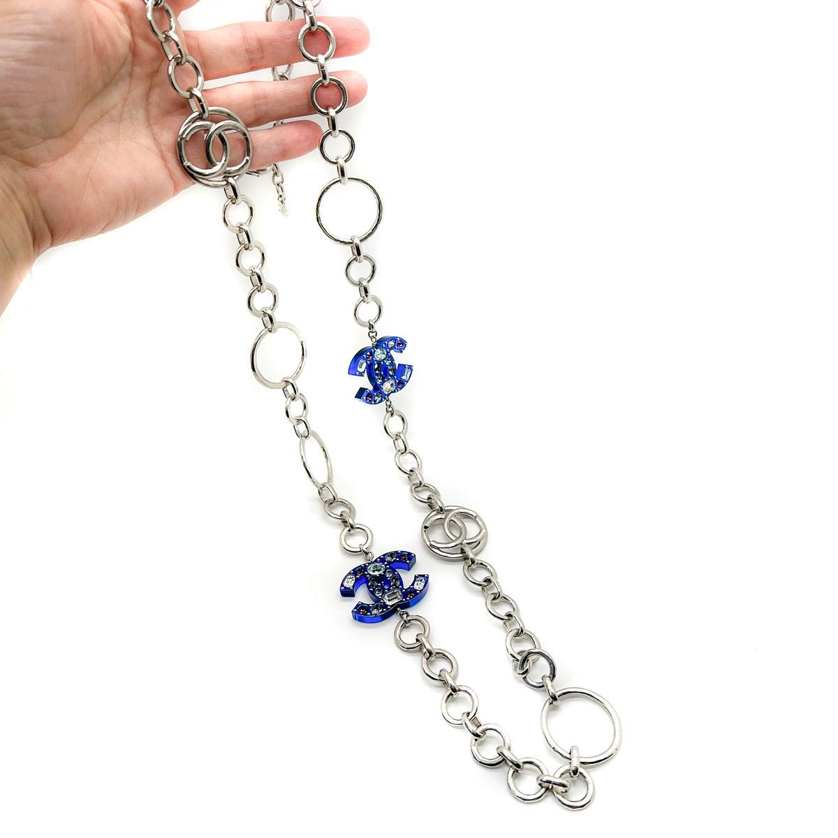 Un collar vintage Chanel de cristal CC. Un impresionante sautoir de la Colección Primavera Verano 2018. Con eslabones gruesos adornados con el emblemático logotipo CC y rematados a la perfección con dos lujosos logotipos CC de resina azul eléctrico,