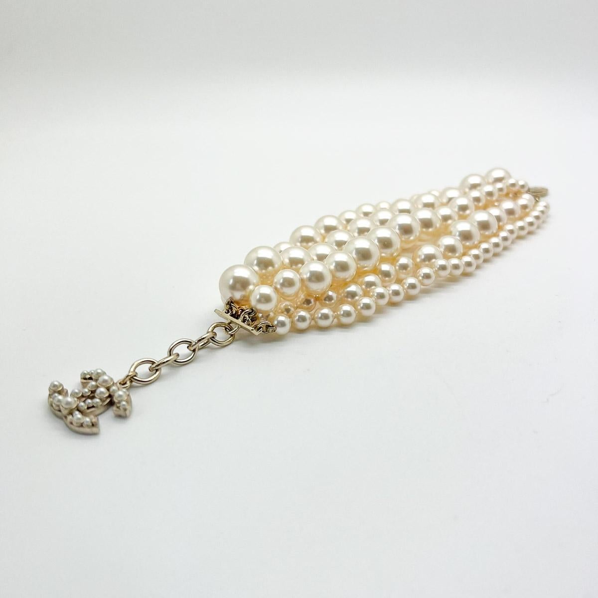 Women's or Men's Chanel Statement Pearl Torsade CC Logo Bracelet 2014 For Sale