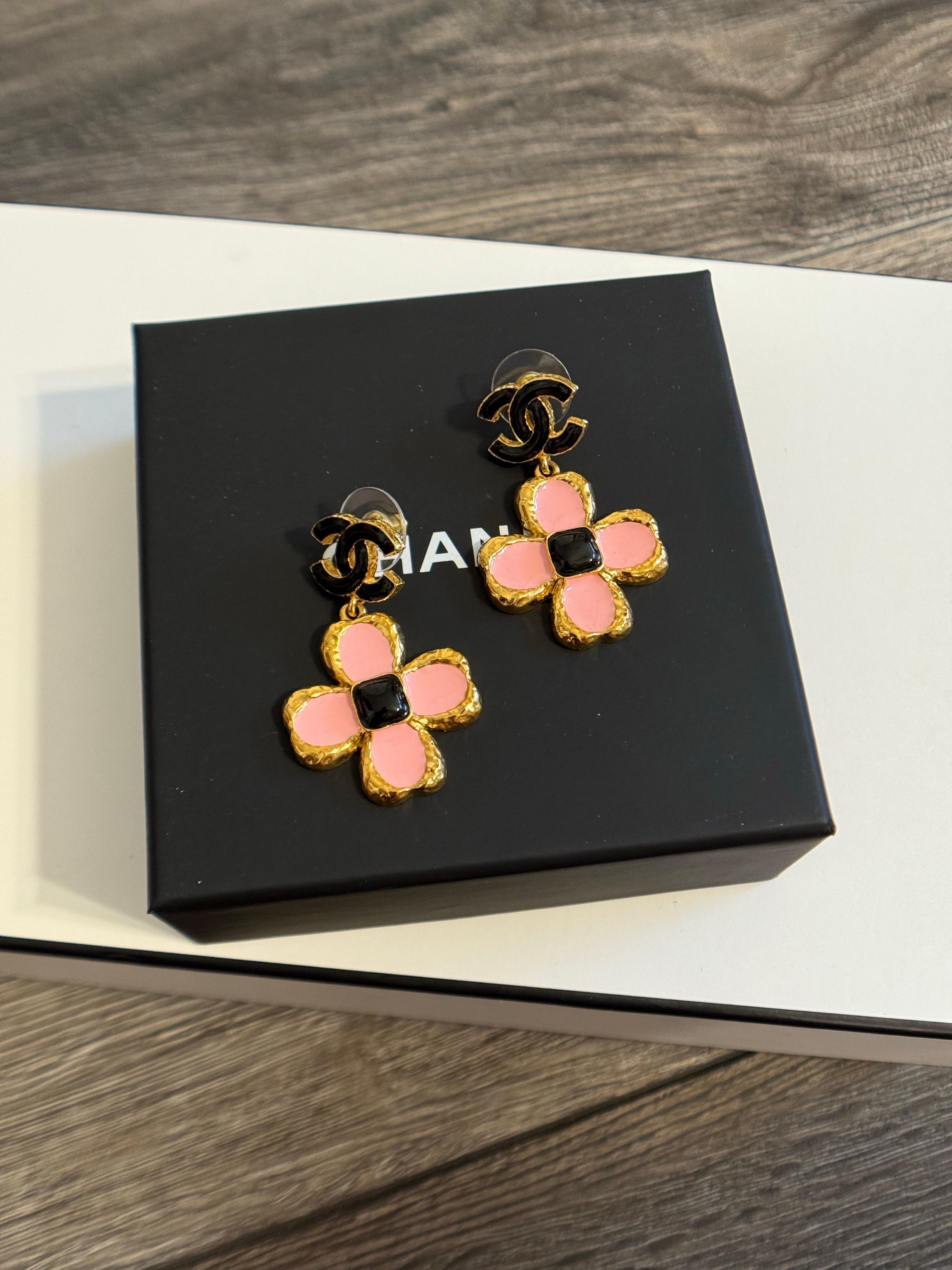Chanel Pendientes Colgantes Floral CC Esmalte Rosa en venta 7