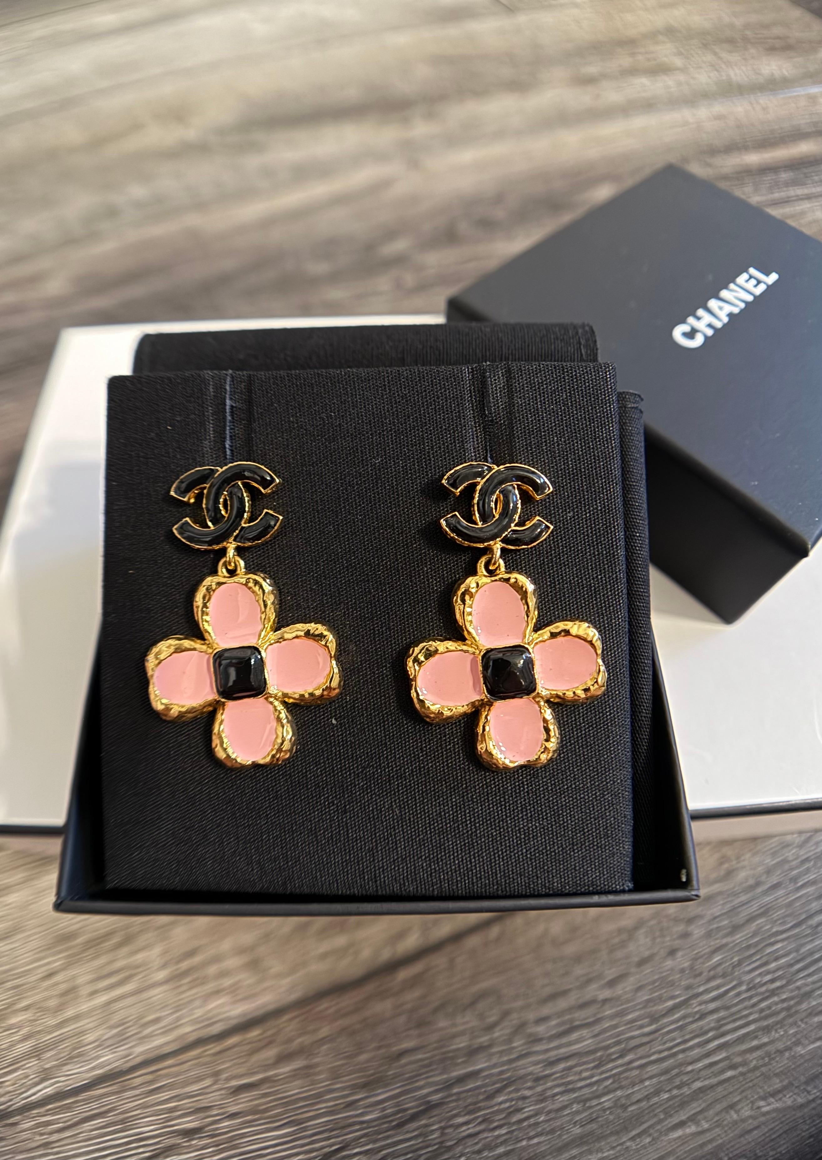 DETALLES:
Elegante par de pendientes florales CC rosa negro de CHANEL
Fabricado en Francia
Colección 2023
Metal dorado, esmalte
Muy buen estado en general, aparte de ligeros desgastes y arañazos en toda la superficie
Viene con caja y
