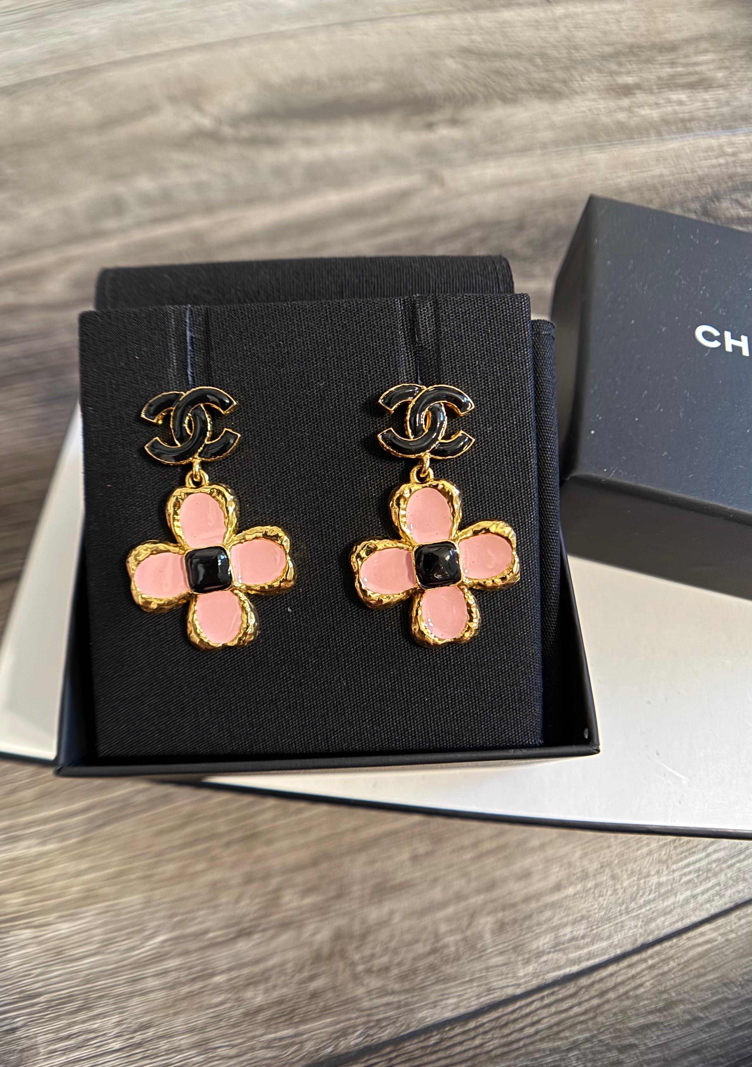 Chanel Pendientes Colgantes Floral CC Esmalte Rosa en Bueno estado para la venta en Bellevue, WA