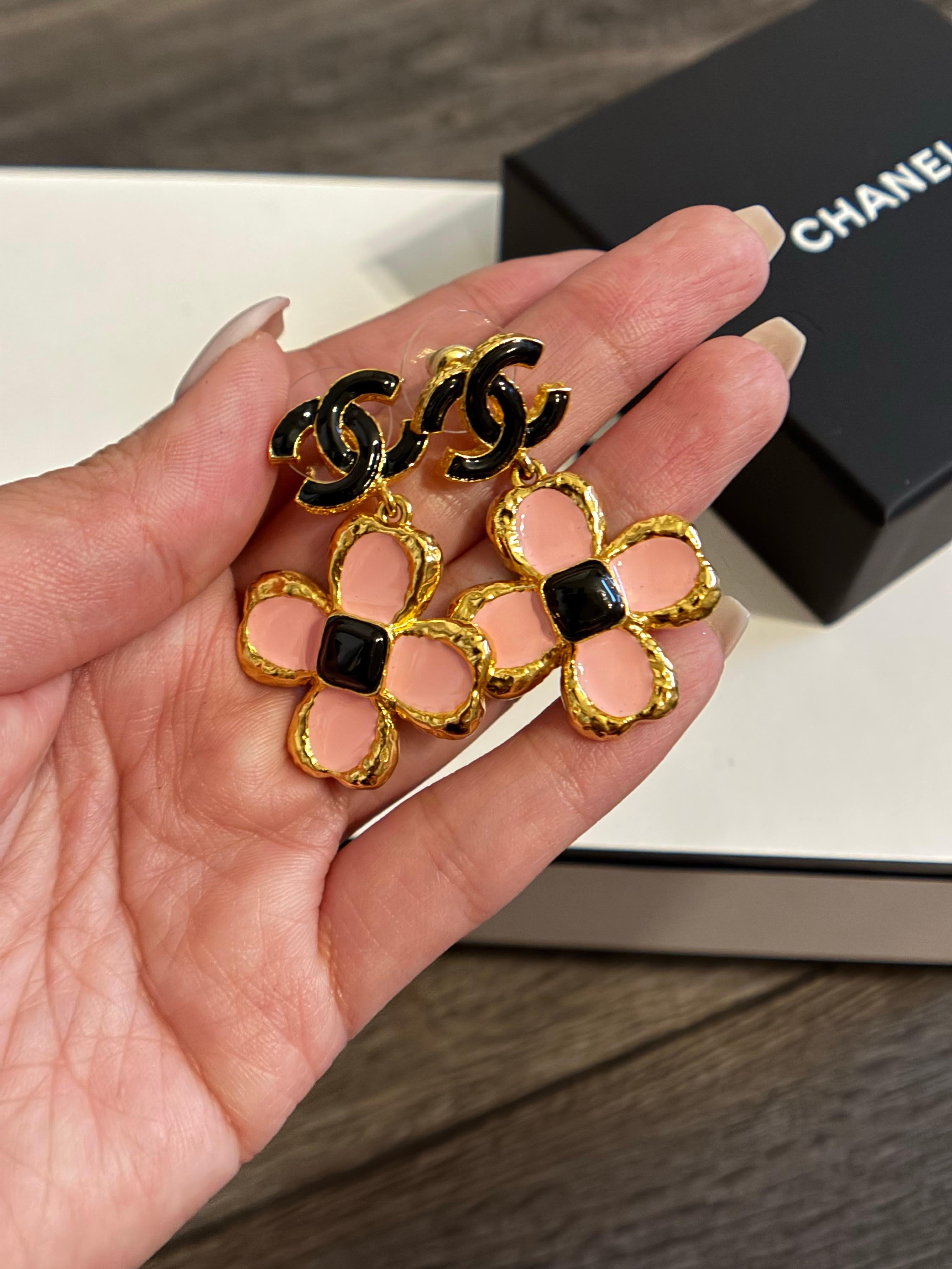 Femenino o masculino Chanel Pendientes Colgantes Floral CC Esmalte Rosa en venta