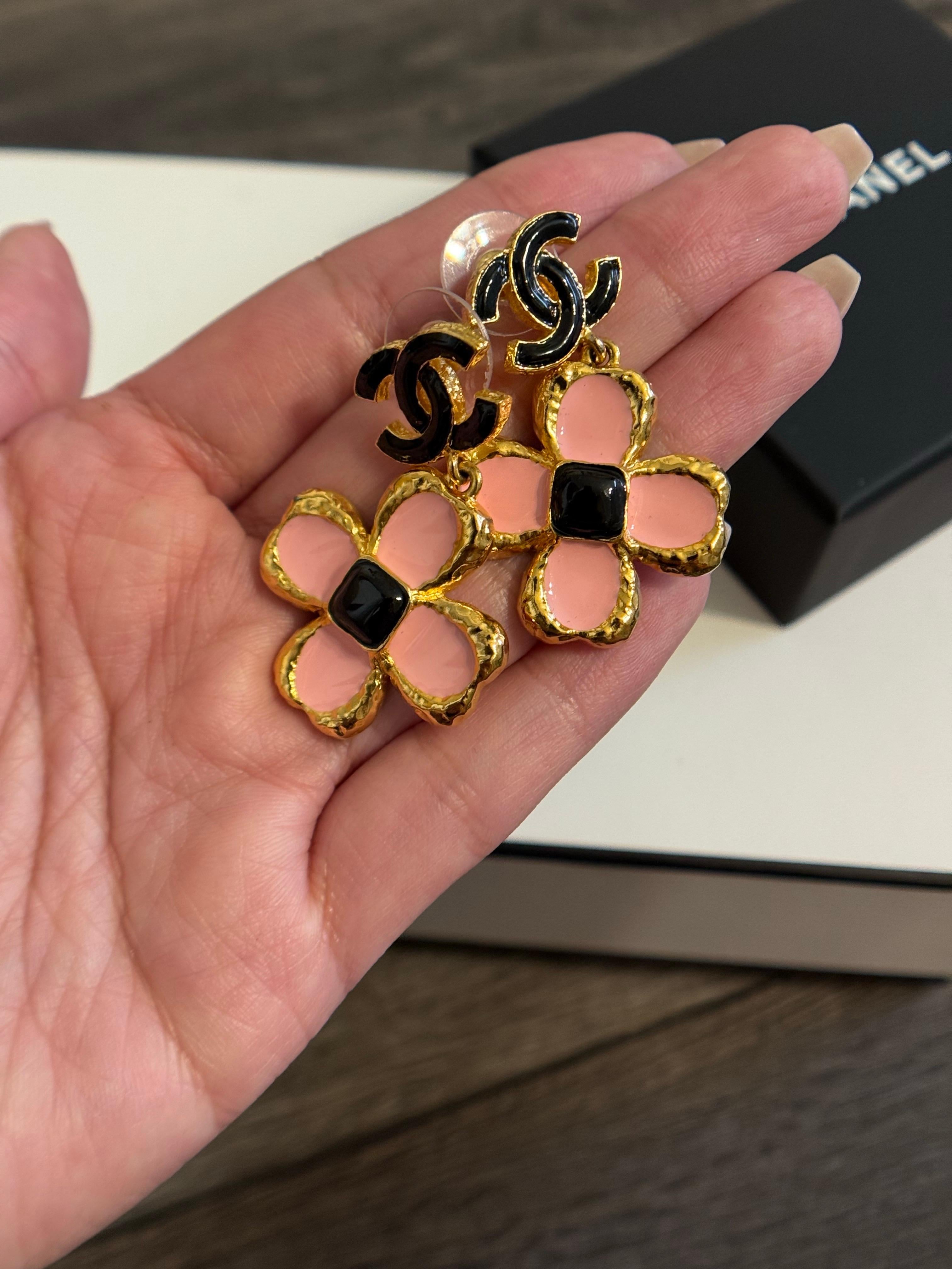 Chanel Pendientes Colgantes Floral CC Esmalte Rosa en venta 2