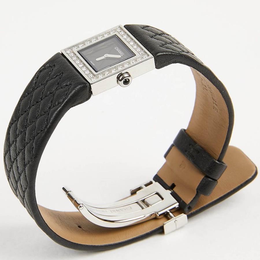 Beautiful Chanel quilted steel wristwatch with diamonds delivered in its CHANEL case and box
Condition: very good
Country of manufacture : Switzerland
Material: steel, leather, diamonds
Color: black
Dimensions: wrist circumference at last hole 22