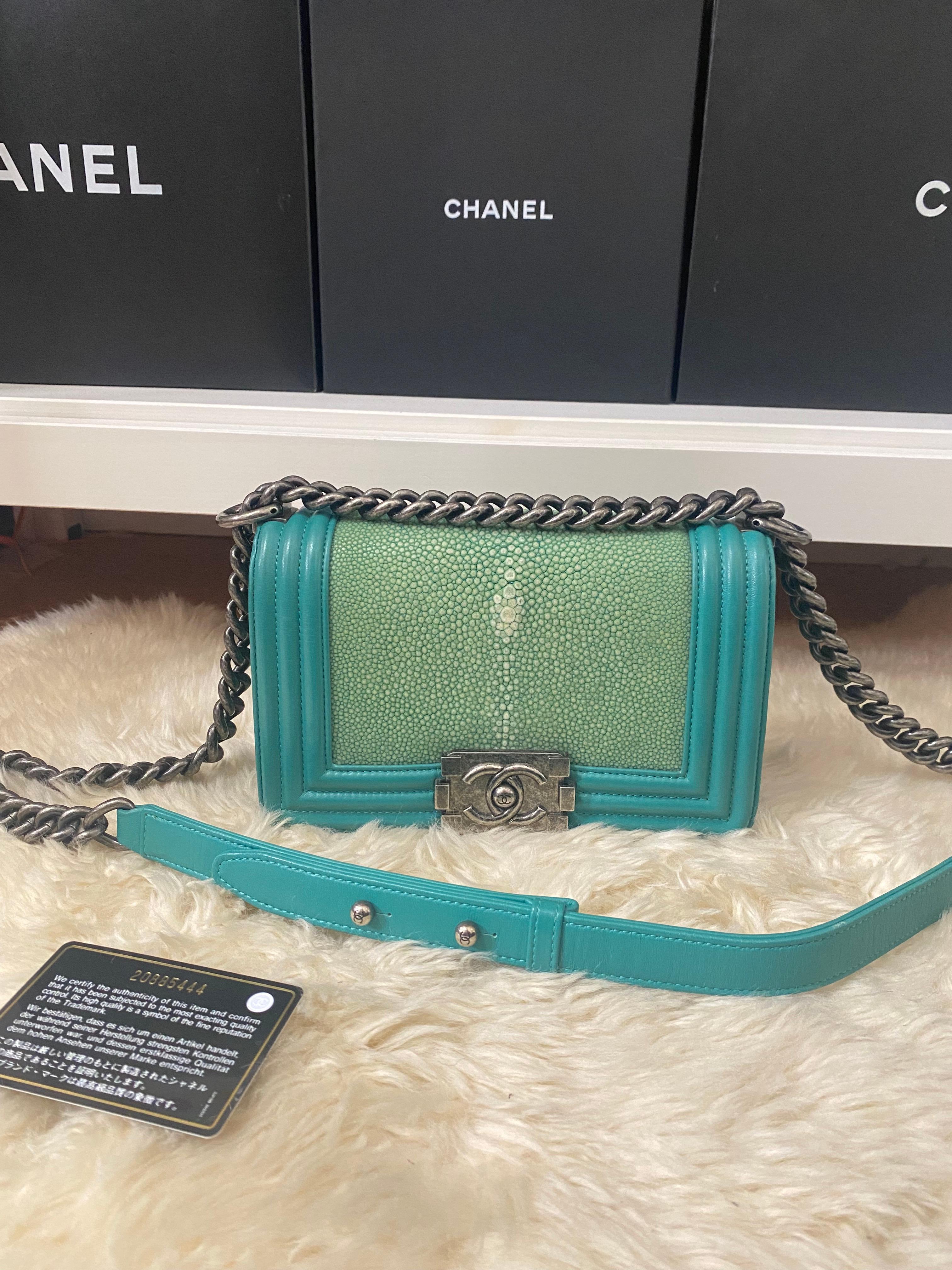 Chanel Stingray Boy Small Green 

Exterior Color: Green
Interior Color: Gray
Exterior Material: Leather, Stingray, Exotic
Interior Material: Fabric
Hardware Color: Aged Silver
Accessories: Card
Serial: 20 series
SIZE AND FIT: 8