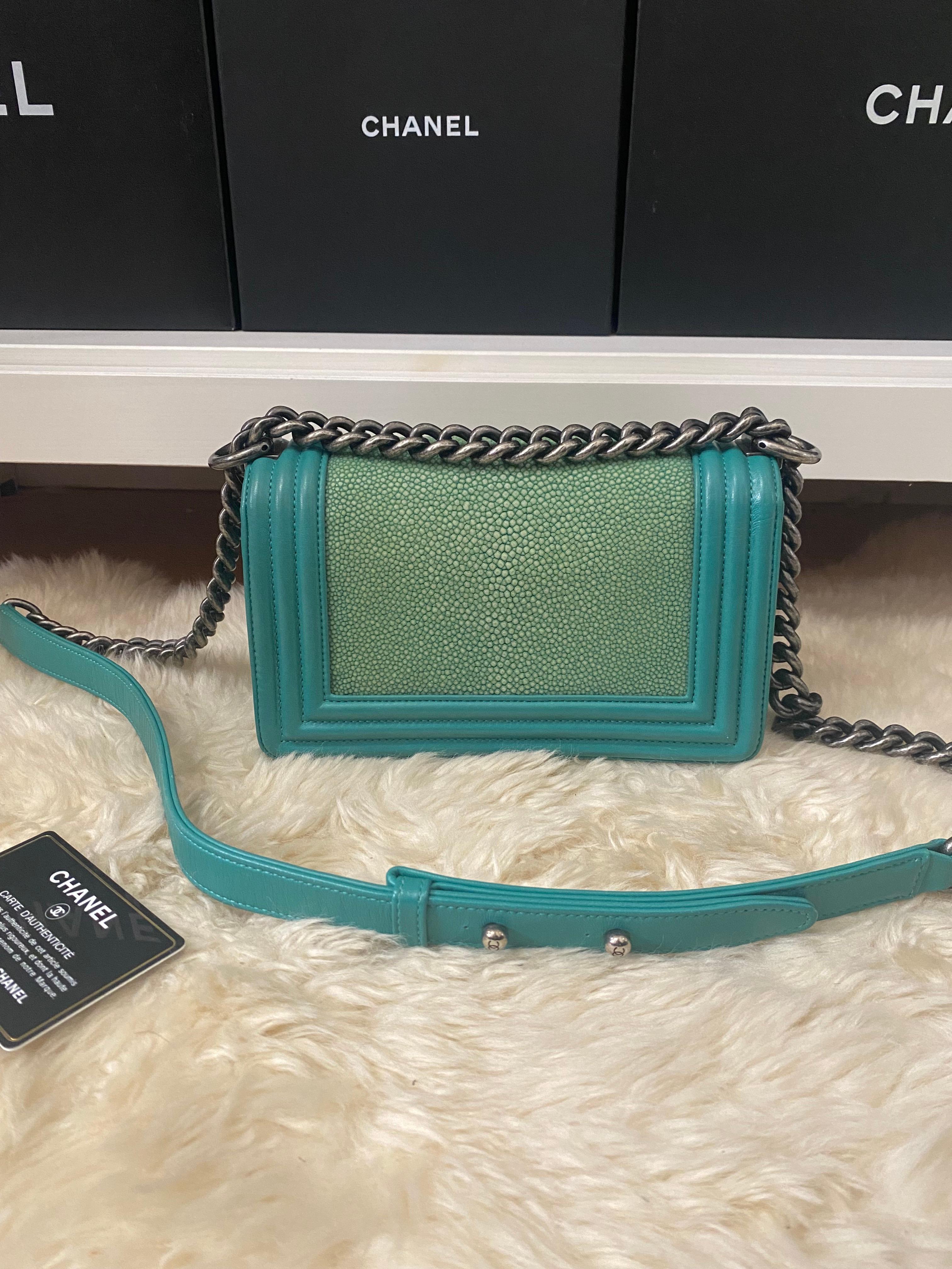 Chanel Stingray Boy Small Green  In Excellent Condition In Carle Place, NY