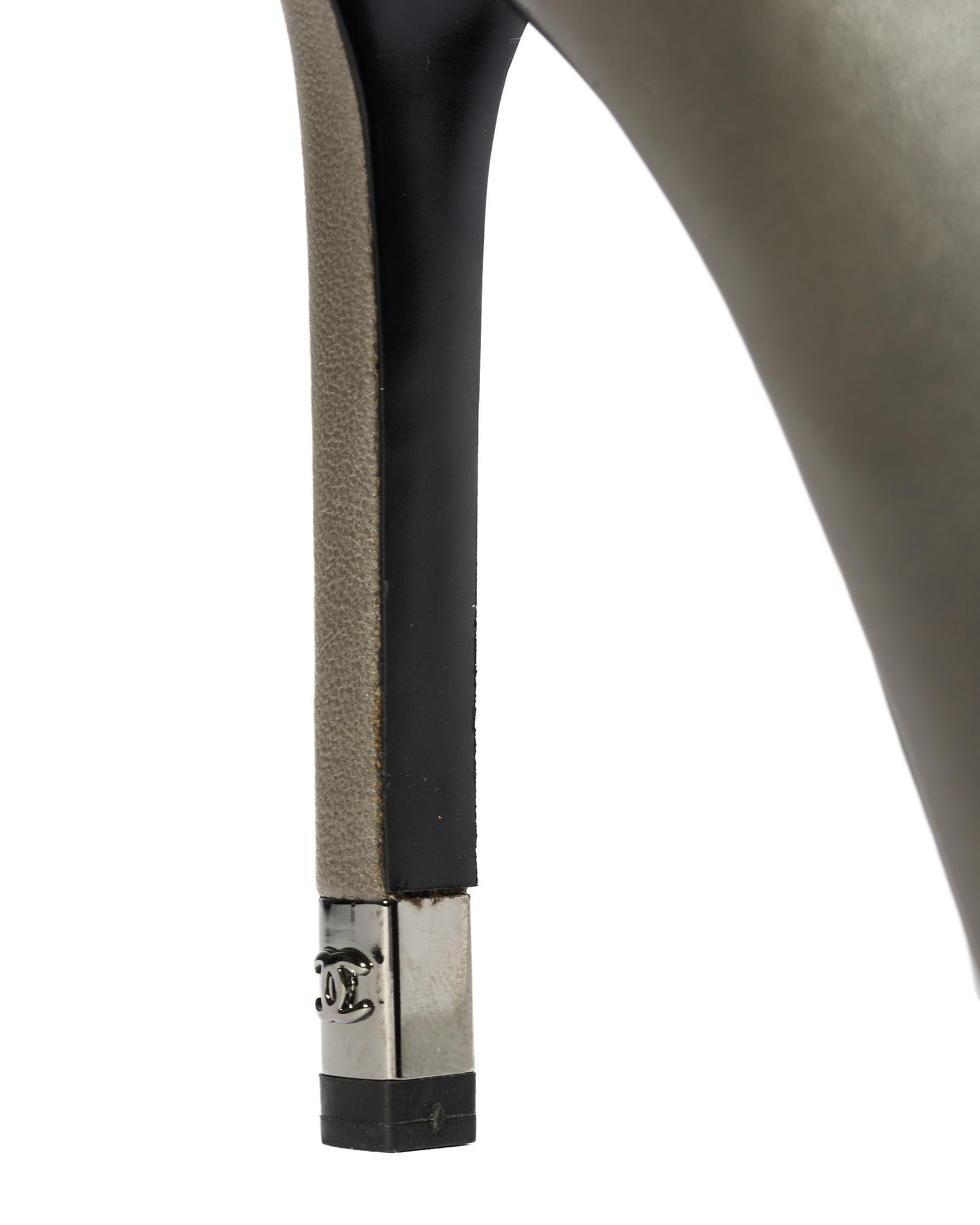 Chanel Stivaletti  in Pelle Grigia For Sale 5