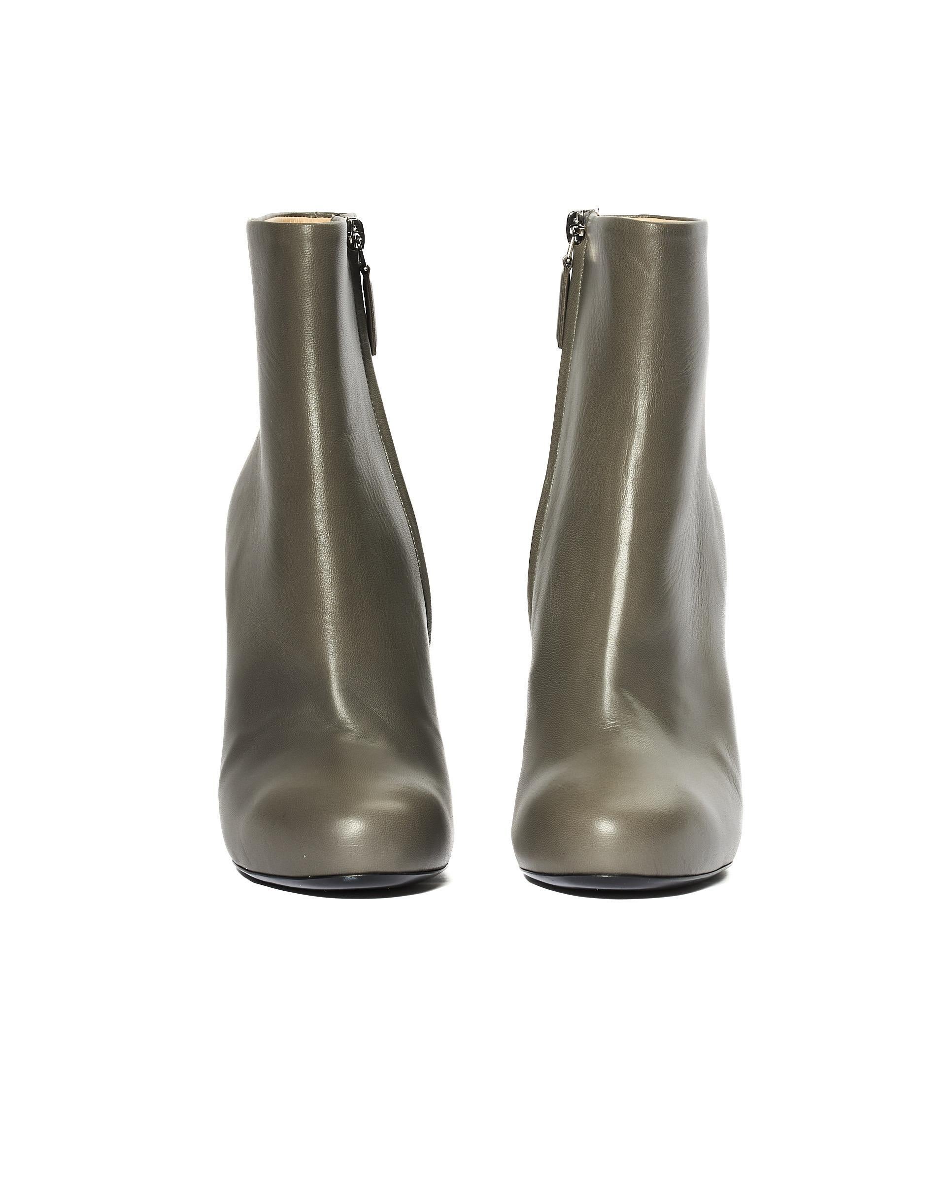 Chanel Stivaletti  in Pelle Grigia For Sale 6