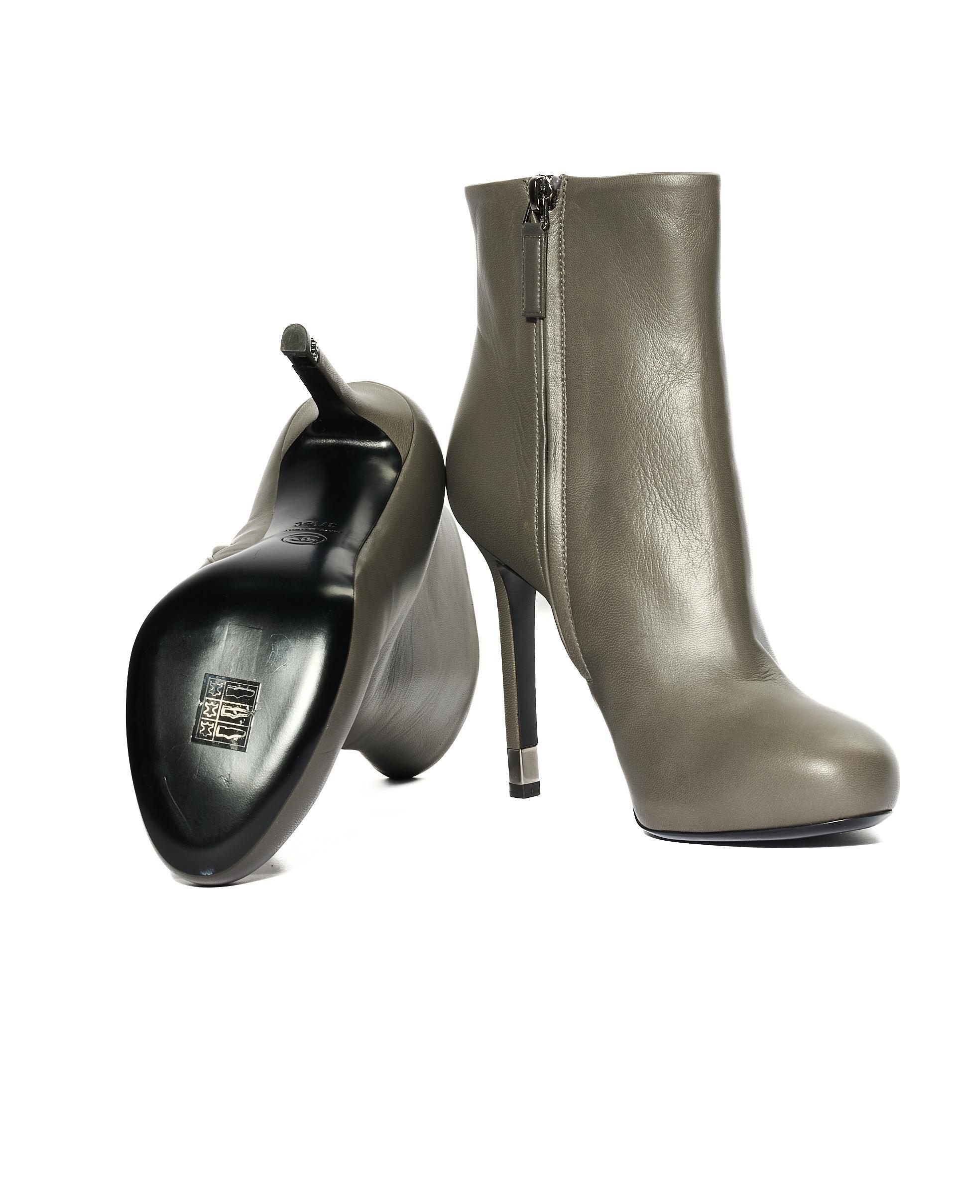Chanel Stivaletti  in Pelle Grigia For Sale 7