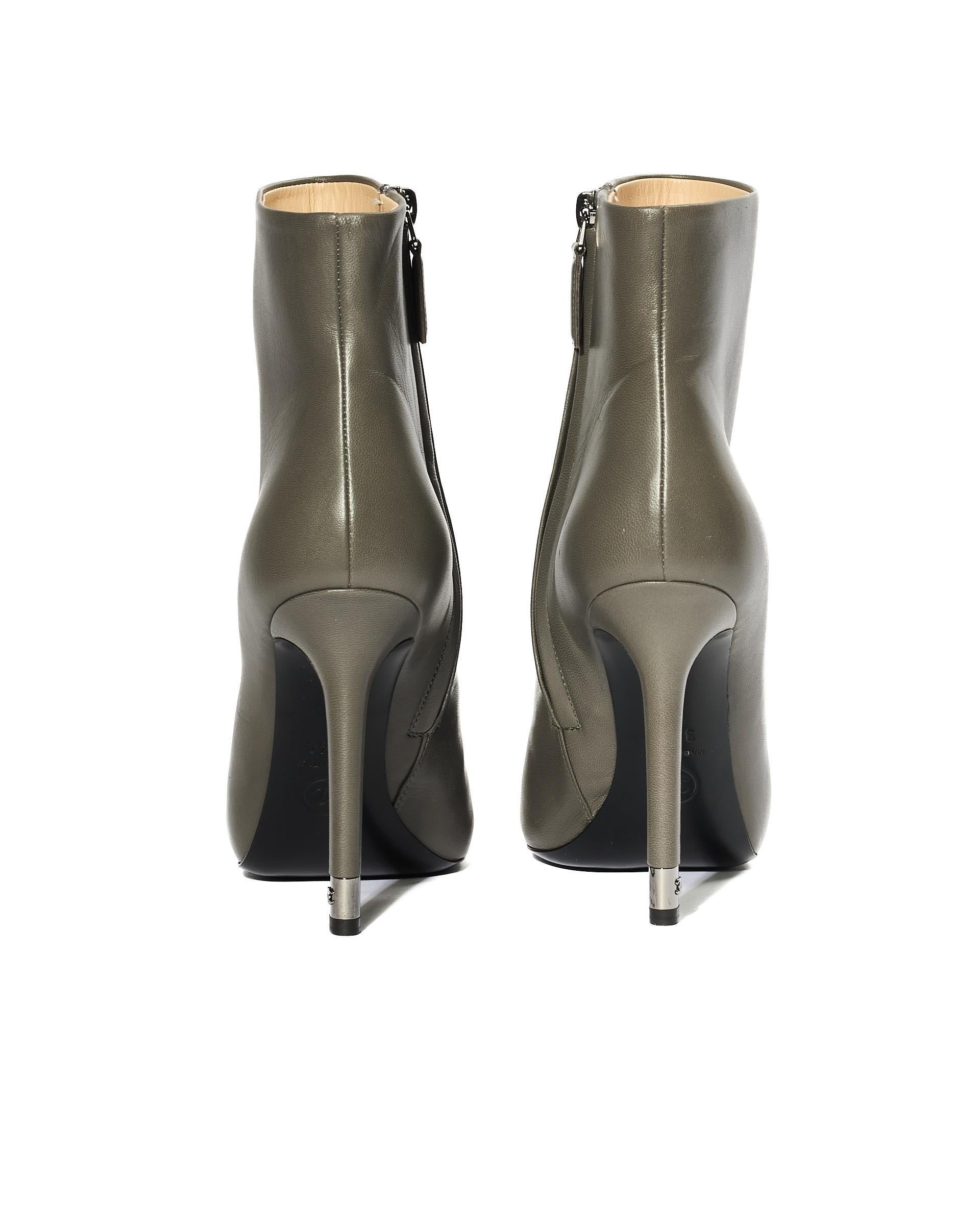 Gray Chanel Stivaletti  in Pelle Grigia For Sale