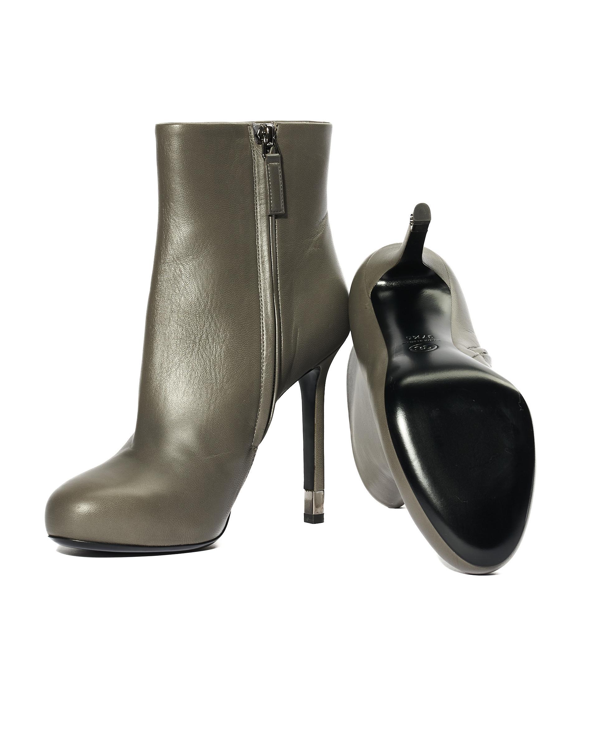 Chanel Stivaletti  in Pelle Grigia For Sale 1