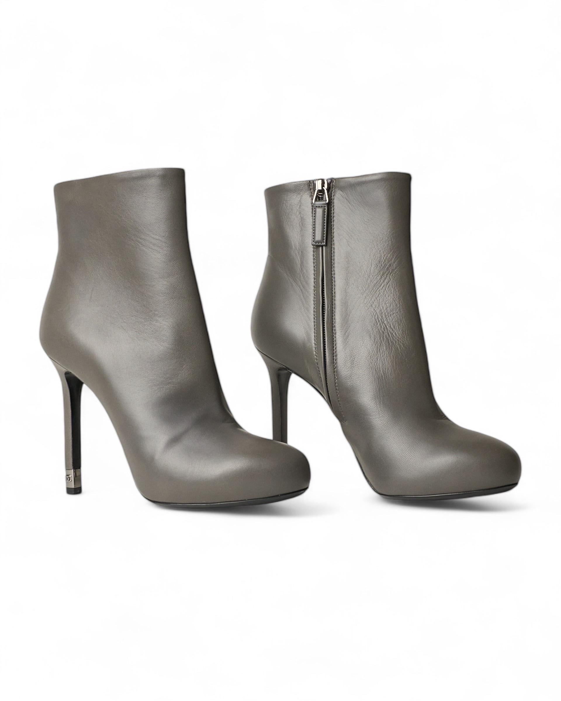 Chanel Stivaletti  in Pelle Grigia For Sale 3