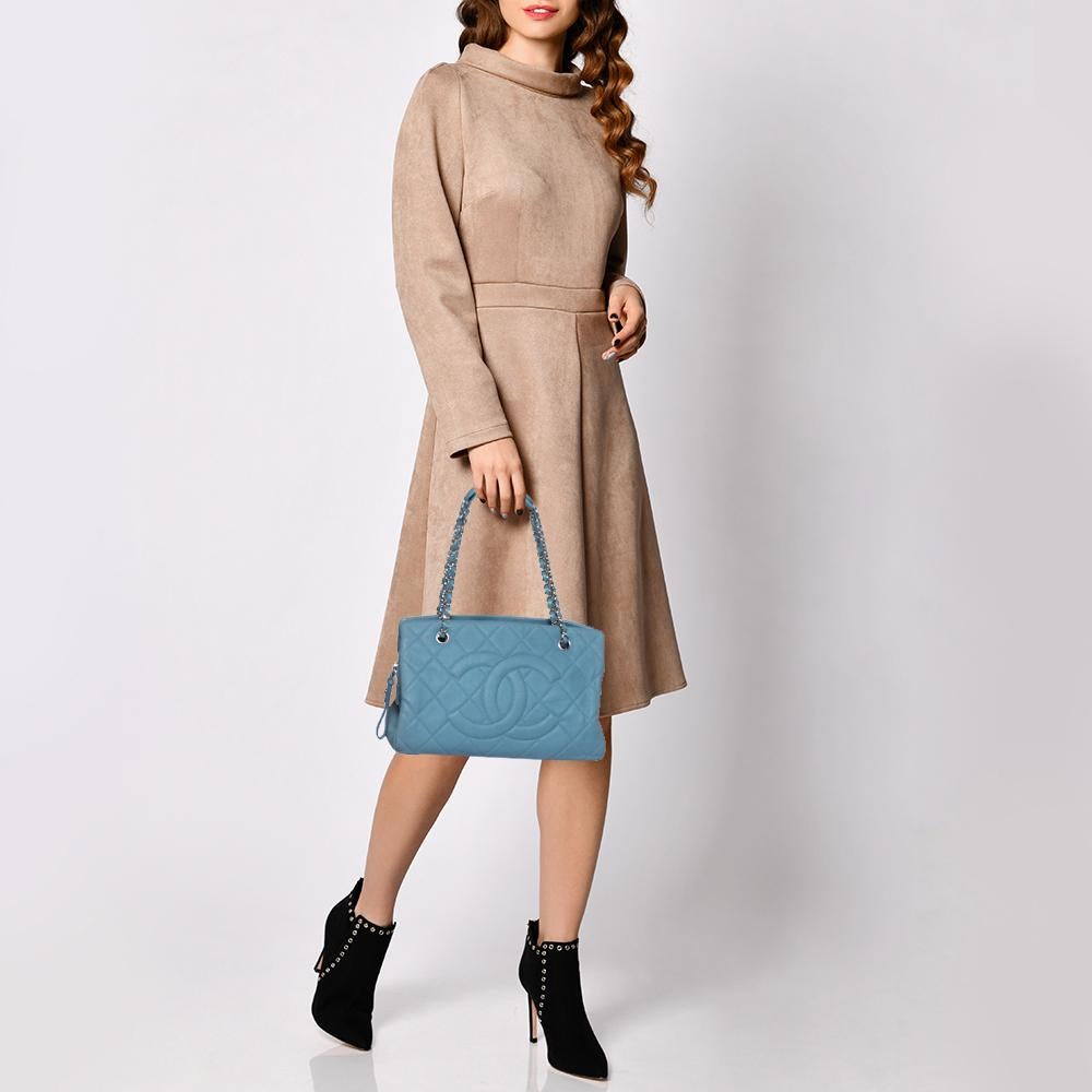Eine stilvolle Tasche ist ein alltägliches Grundnahrungsmittel für alle Fashionistas! Diese zeitlose Tasche aus dem Hause Chanel ist aus blauem Leder gefertigt und mit dem zeitlosen Steppmuster versehen. Die Tasche ist mit einem CC-Logo auf der