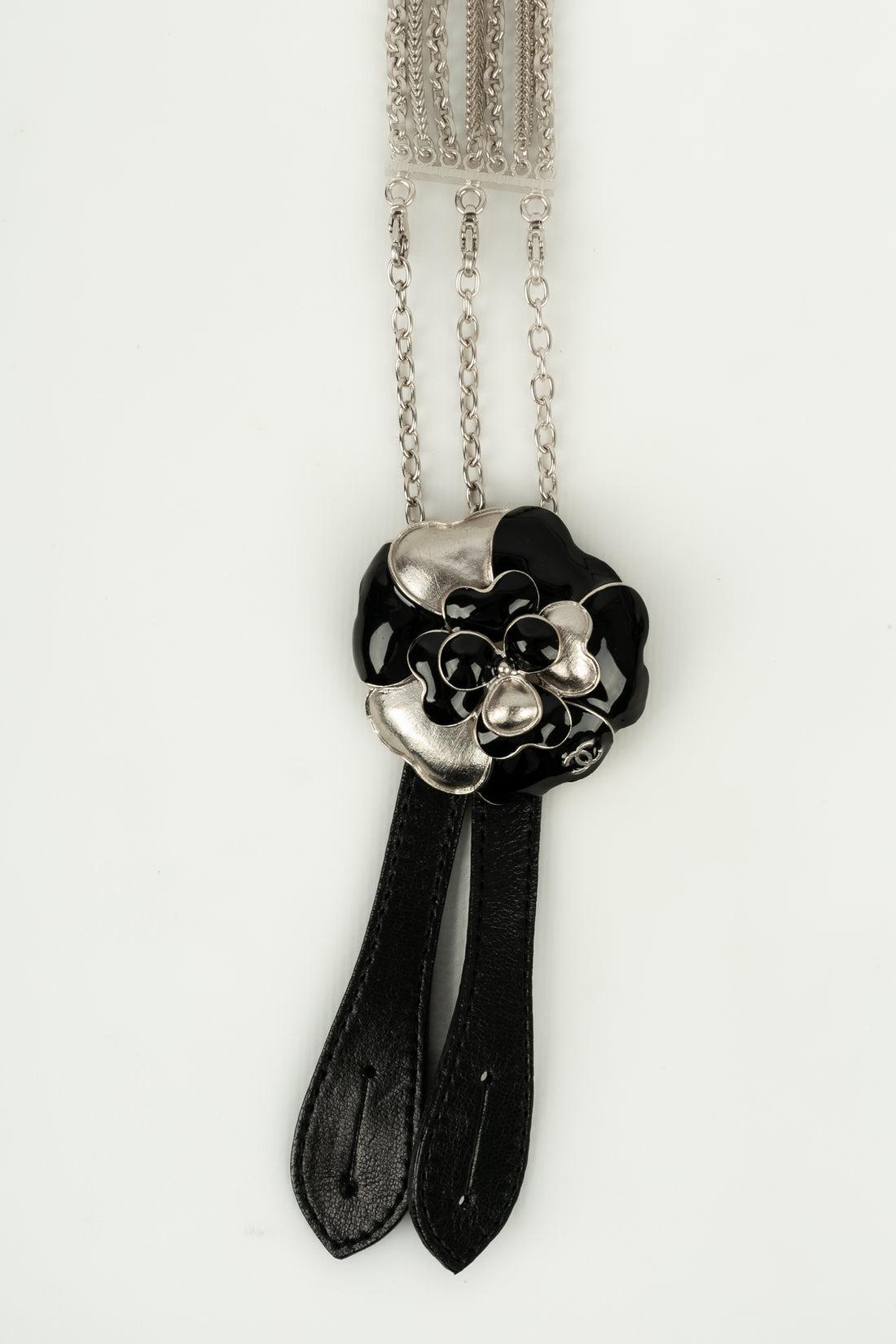 Chanel-Riemen aus Silberkette, schwarzem Leder und Kamelie Frühjahr, 2007 im Zustand „Hervorragend“ im Angebot in SAINT-OUEN-SUR-SEINE, FR