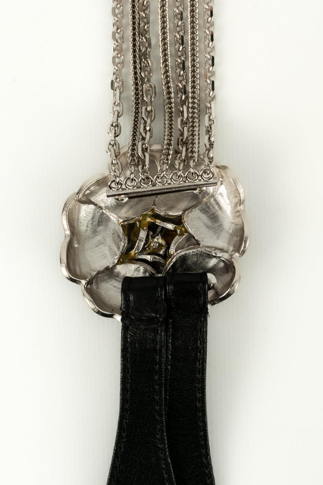 Bracelets Chanel en chaîne argentée, cuir noir et camélia Printemps 2007 Pour femmes en vente
