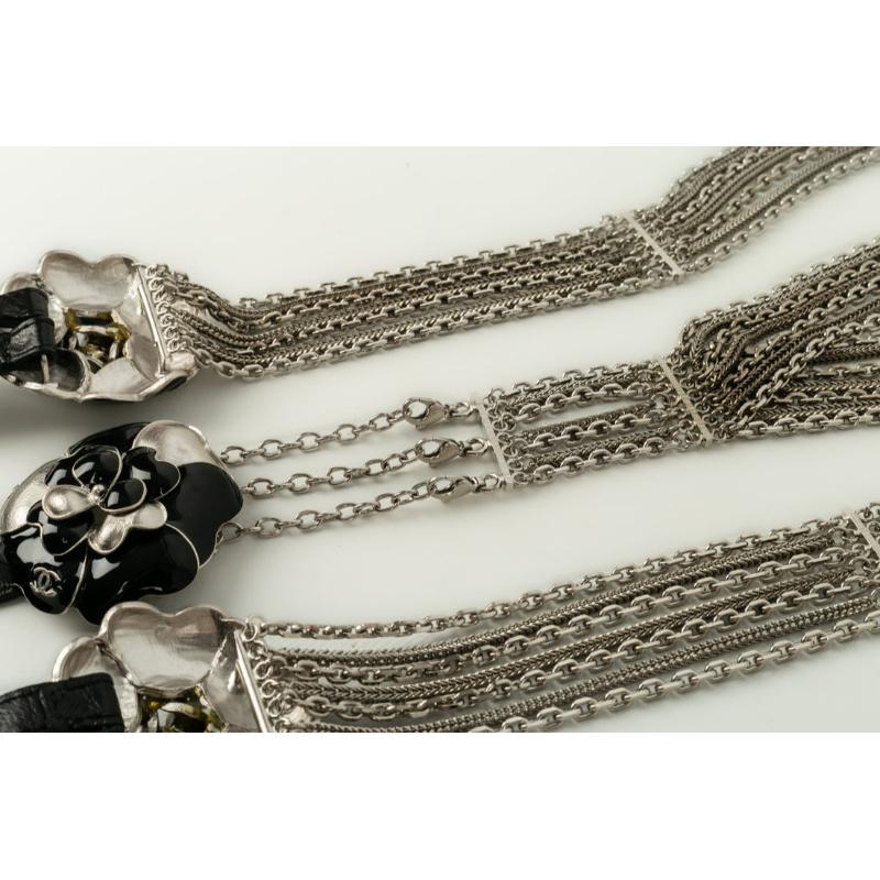 Bracelets Chanel en chaîne argentée, cuir noir et camélia Printemps 2007 en vente 3