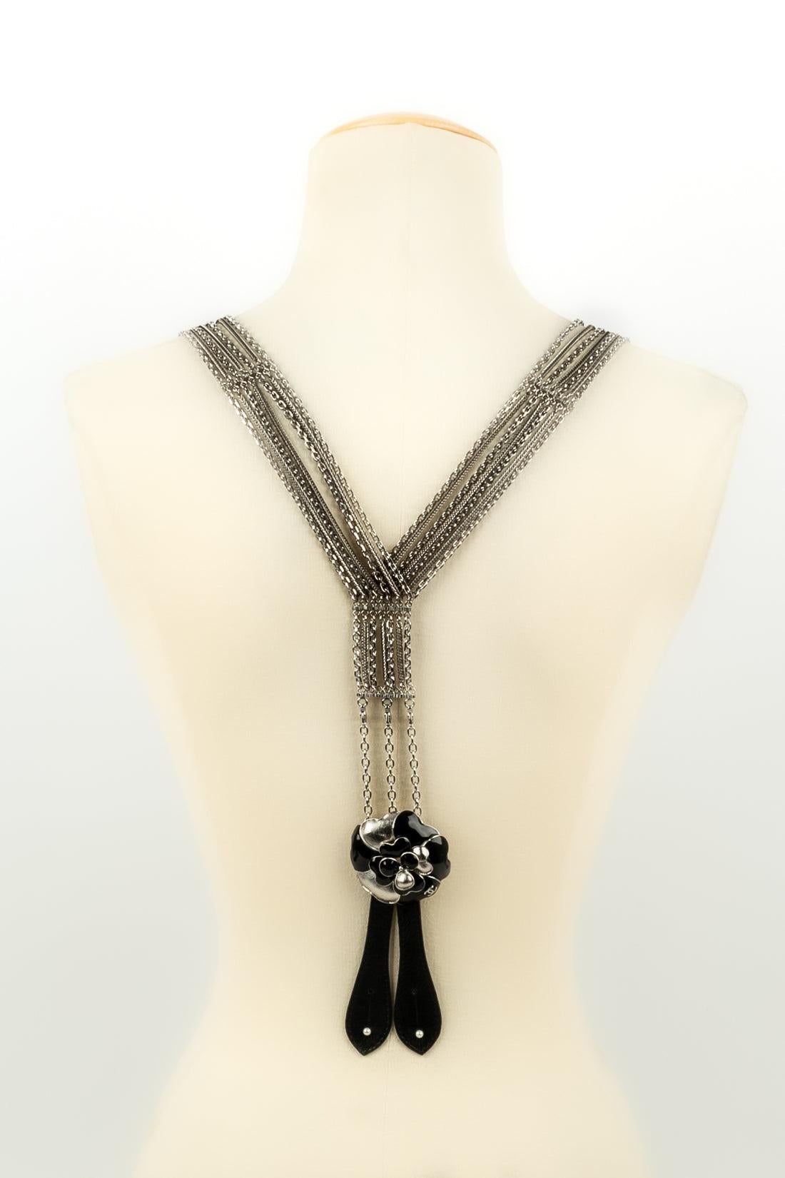 Bracelets Chanel en chaîne argentée, cuir noir et camélia Printemps 2007 en vente 4