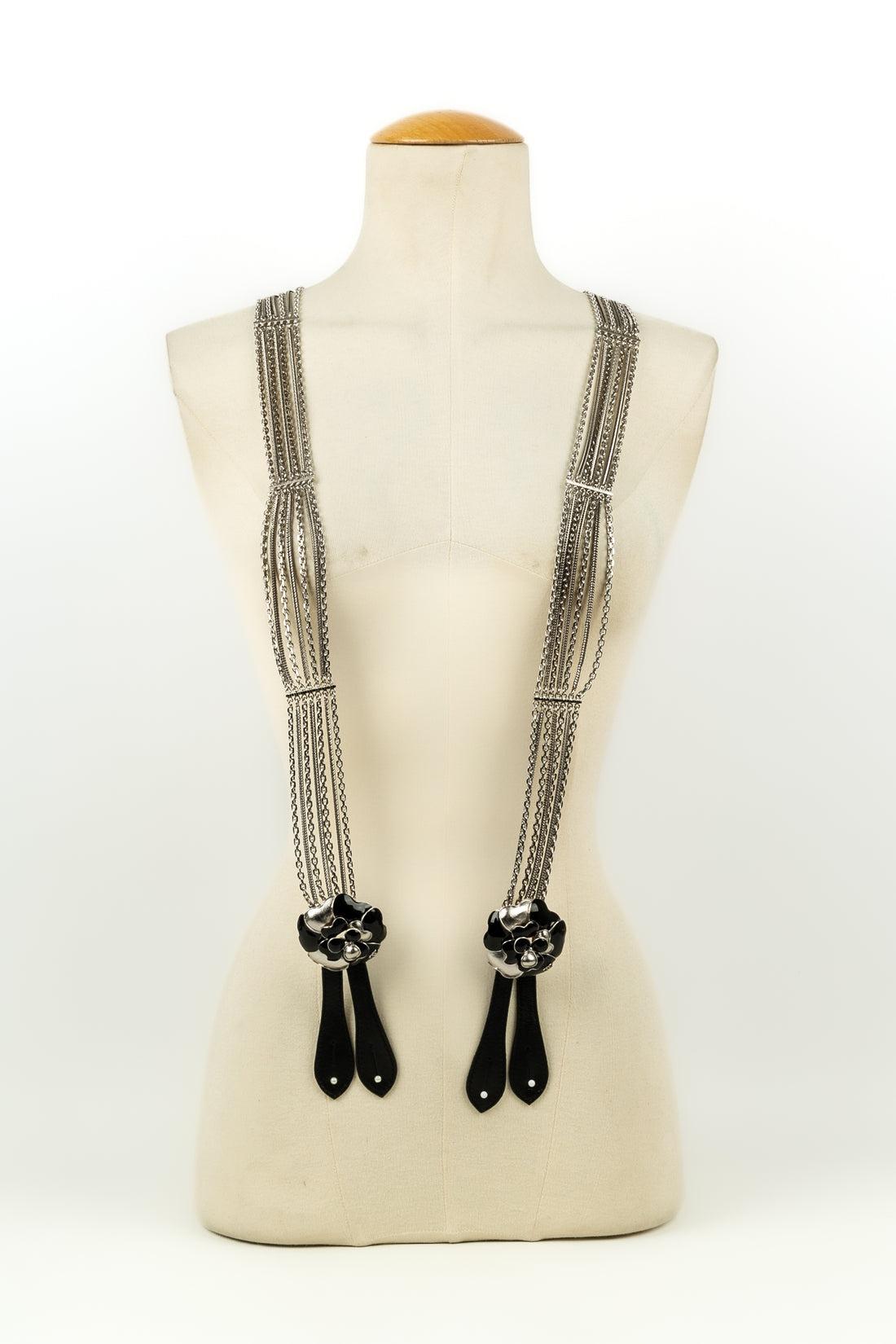 Bracelets Chanel en chaîne argentée, cuir noir et camélia Printemps 2007 en vente 5