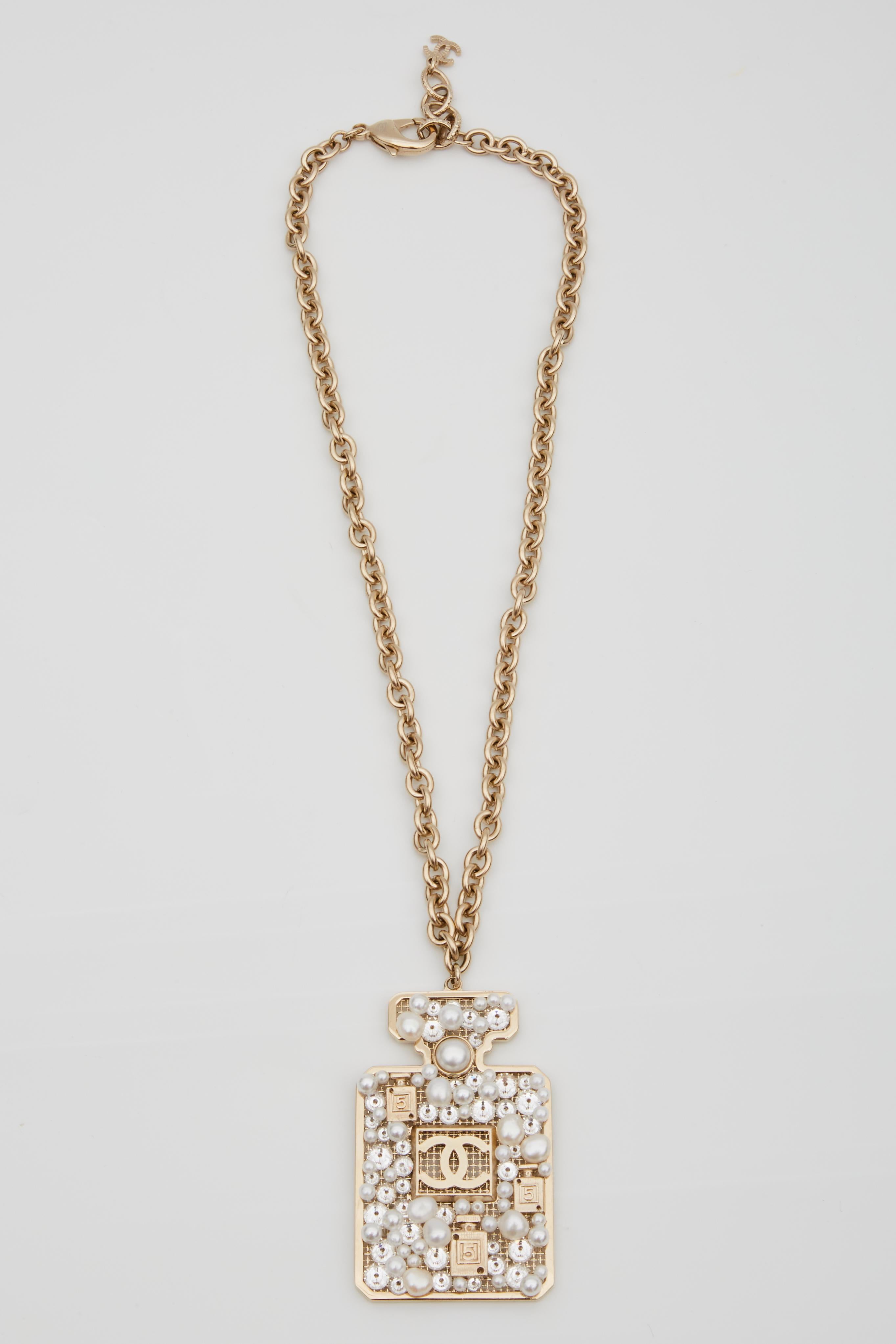 Chanel Strass Faux Pearls Number 5 Perfume Bottle Necklace 2020 For Sale 3
