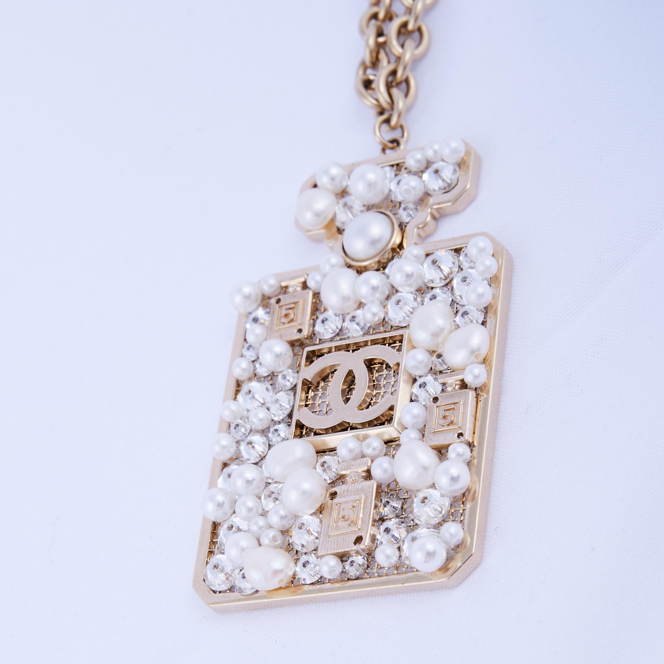 Chanel Strass Faux Pearls Number 5 Perfume Bottle Necklace 2020 For Sale 4