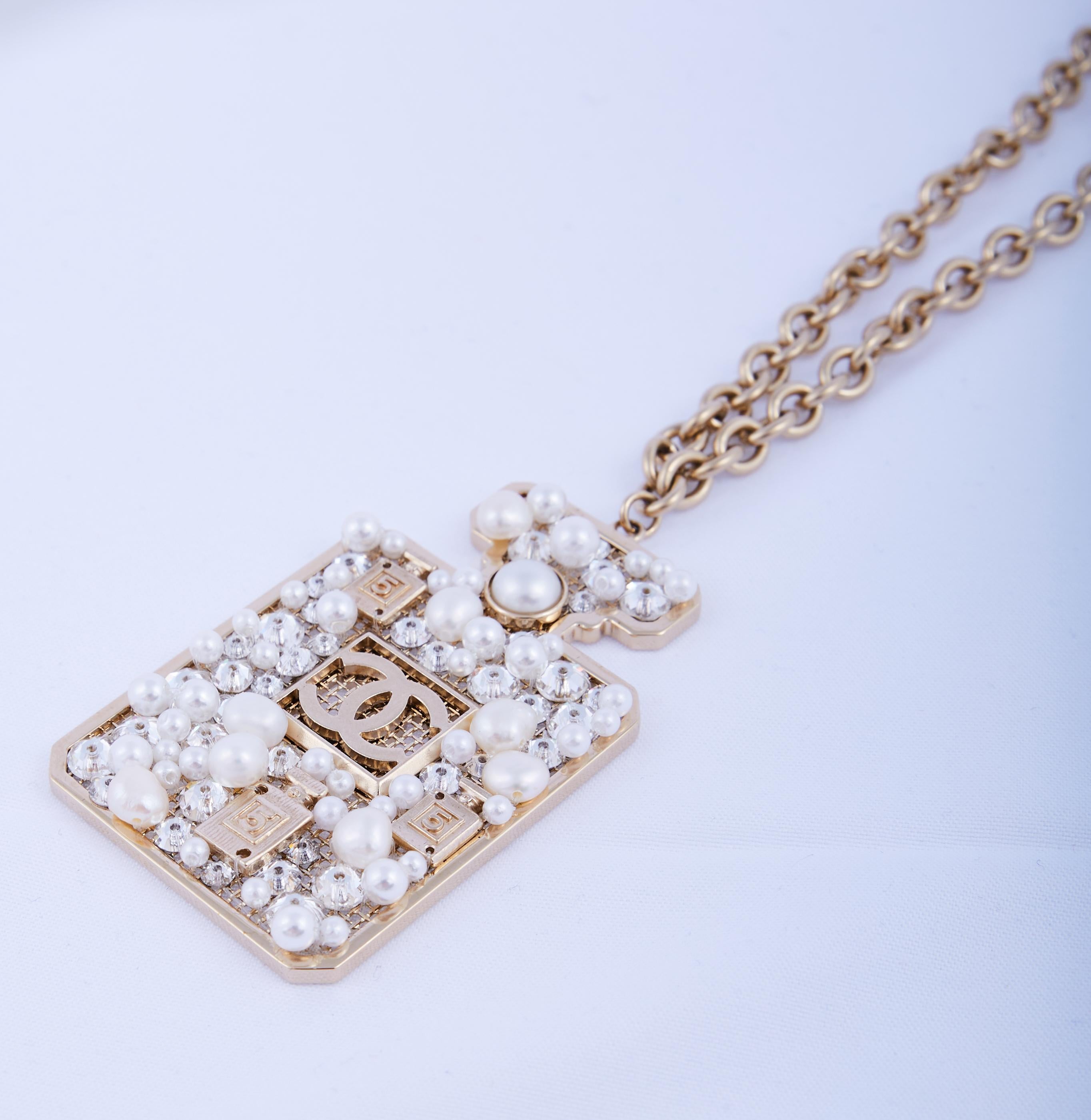 COLOR: Light gold and white
MATERIAL: Metal, strass and faux pearls
MARKINGS: A20 A
CHAIN: 9” adjustable by 1.5”
PENDANT: 2.5” x 1.5”
EST. RETAIL: CA$2673
CONDITION: Excellent - like new. Pristine.

Made in France

Please be mindful that light and