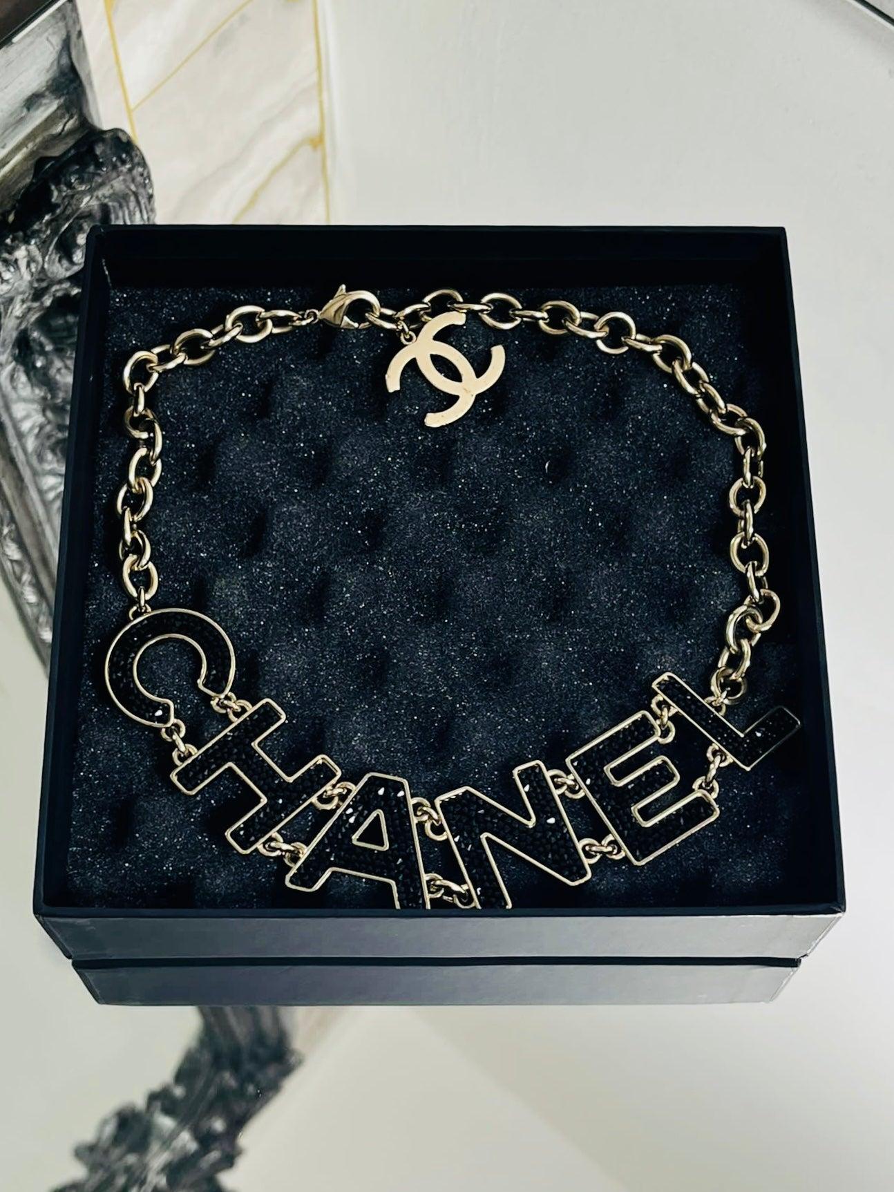 Chanel Strauss/Crystal Logo Choker Necklace

Black crystals in champagne gold hardware. Lobster closure and dangle 'cc' logo.  

Additional information:
Size- One Size
Composition- Crystal/Strauss, Metal
Condition - Very Good (Light marks to dangle