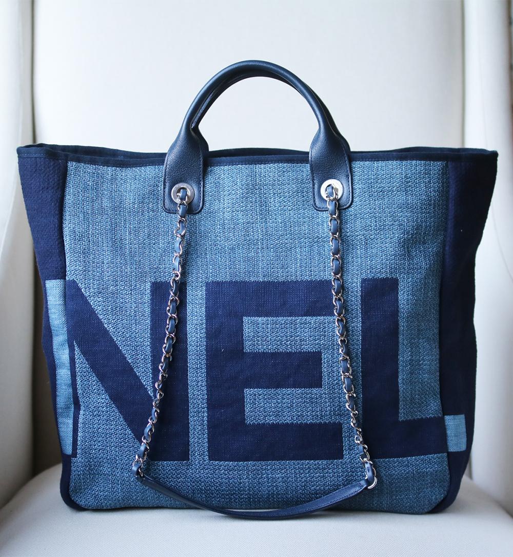 This Chanel logo-print tote, crafted from blue printed straw and calfskin leather.  Features dual rolled leather handles. Woven-in leather chain straps with leather pads. Silver-tone hardware. Zipped inner pocket. Colour: blue. Does not come with a