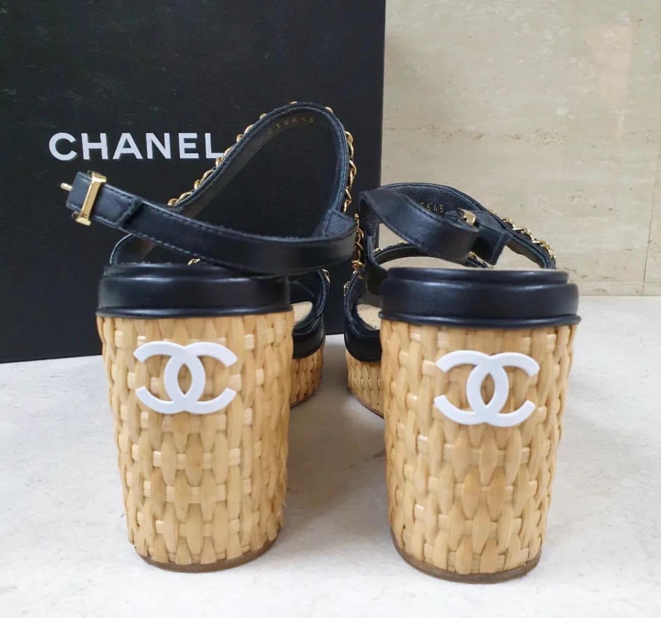 CHANEL Straw Wedge Chain Sandals In Good Condition In Krakow, PL