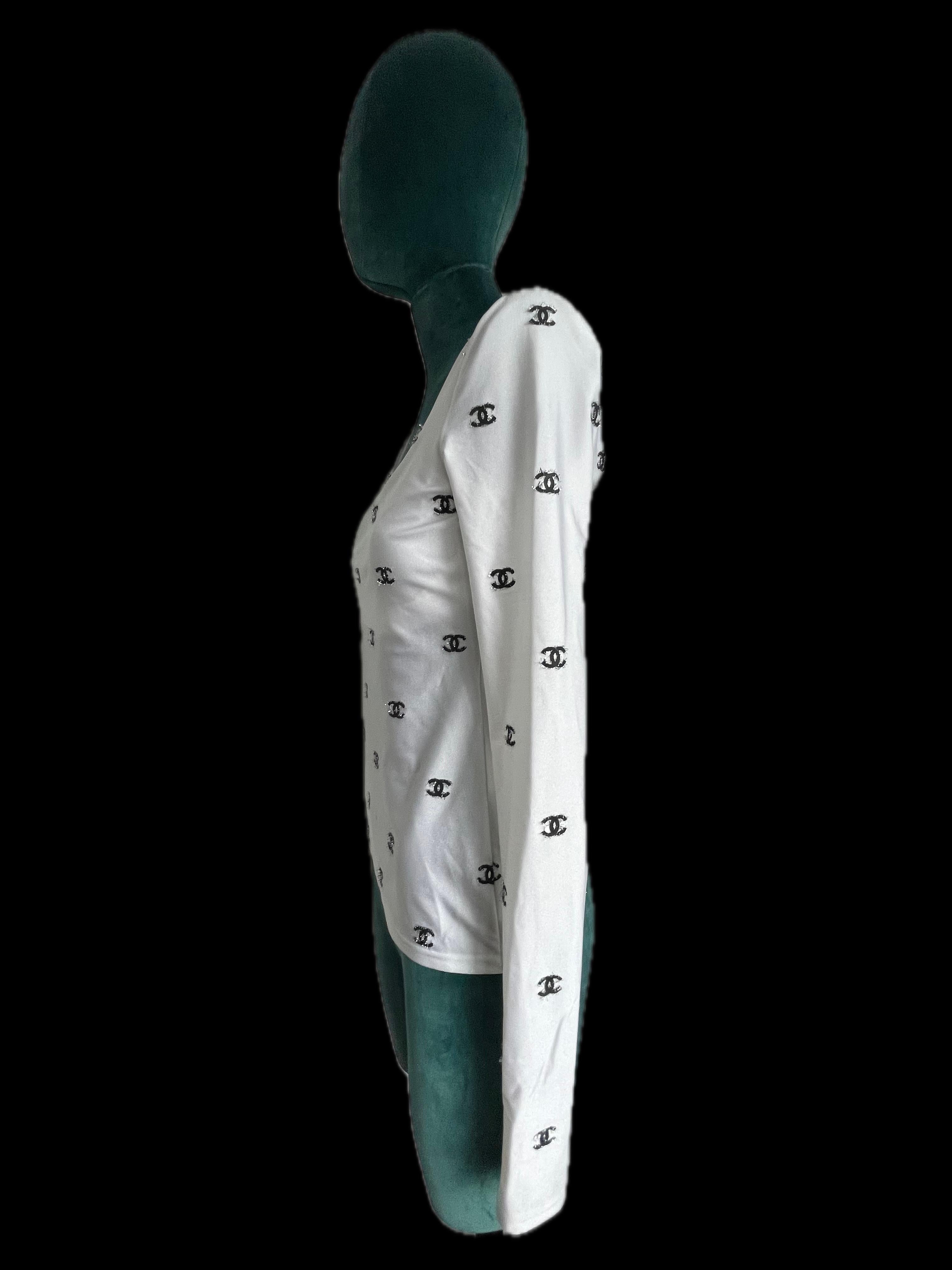 Ajoutez une touche de haute couture à votre garde-robe avec cet exquis haut à col carré de Chanel. Alliant parfaitement confort et luxe, ce haut est conçu pour faire une déclaration chic tout en assurant une coupe flatteuse et un style