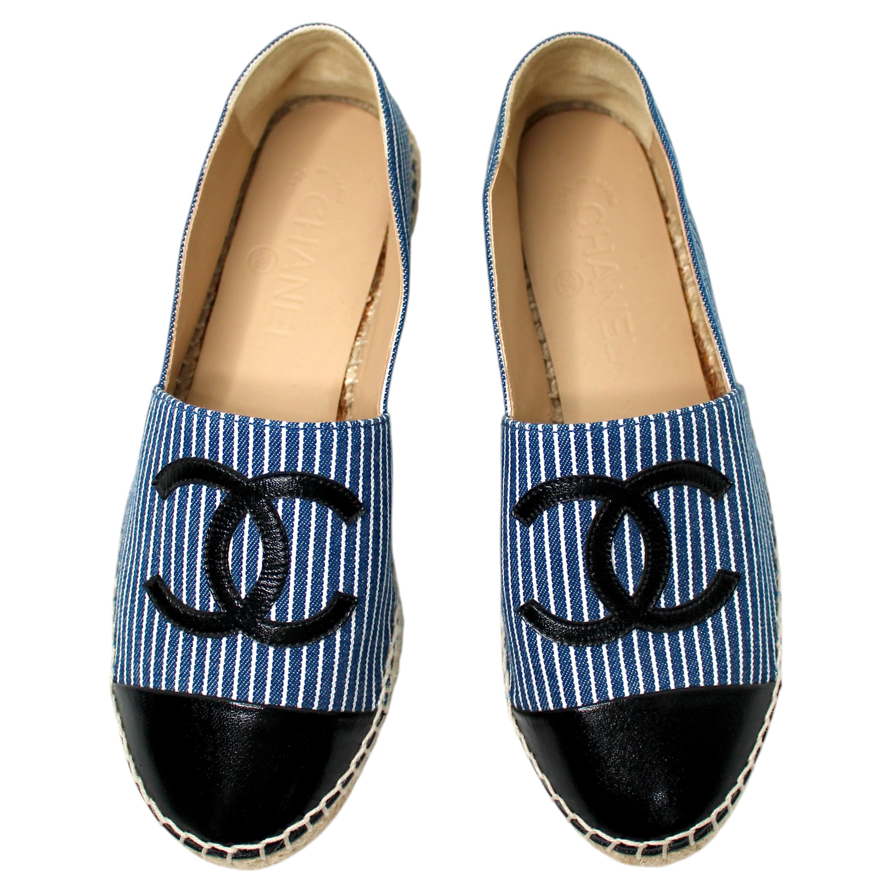 Chanel Gestreifte Espadrilles aus Canvas und Lackleder Coco Mark im Angebot