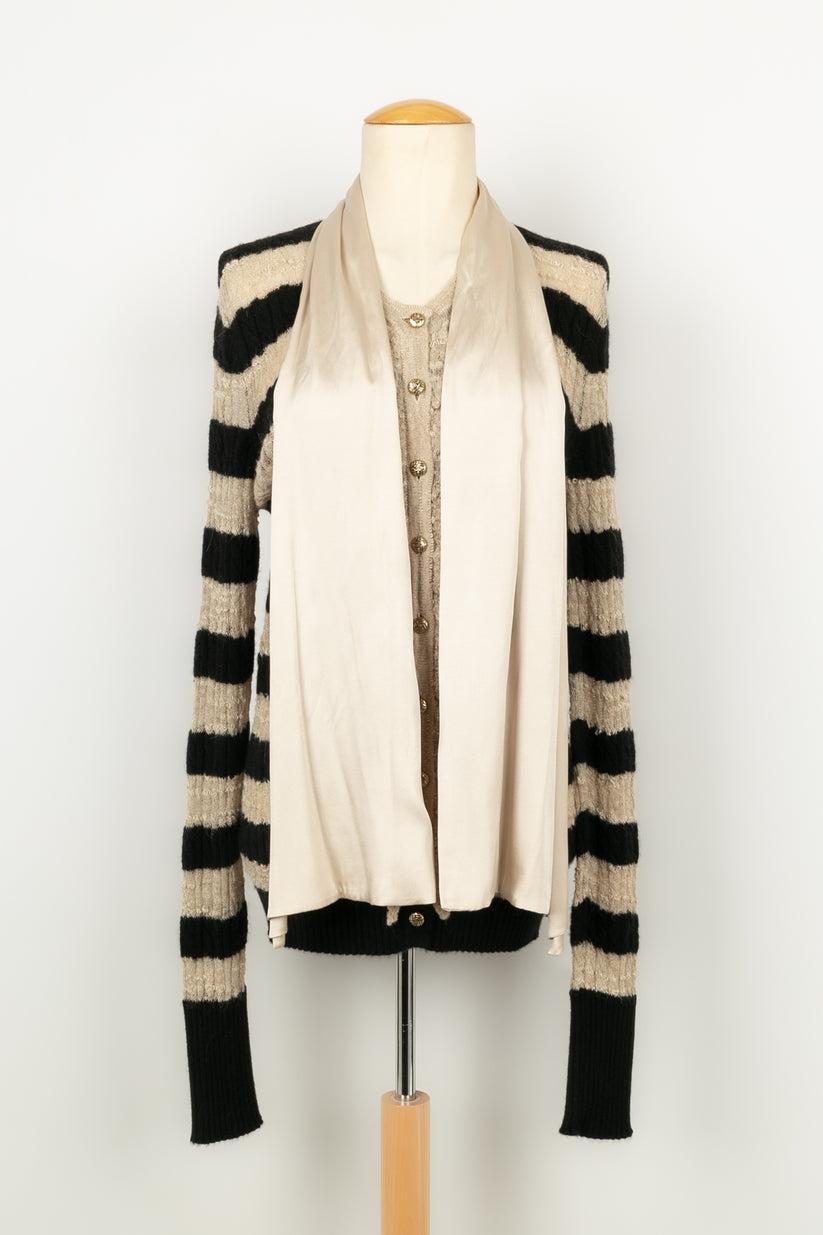 Chanel -(Made in France) Striped cashmere cardigan with a silk scarf sewn on the collar. Size 42FR.

Additional information:
Dimensions: Shoulder width: 43 cm 
Chest: 42 cm 
Sleeve length: 85 cm
Condition: Very good condition
Seller Ref number: FH30