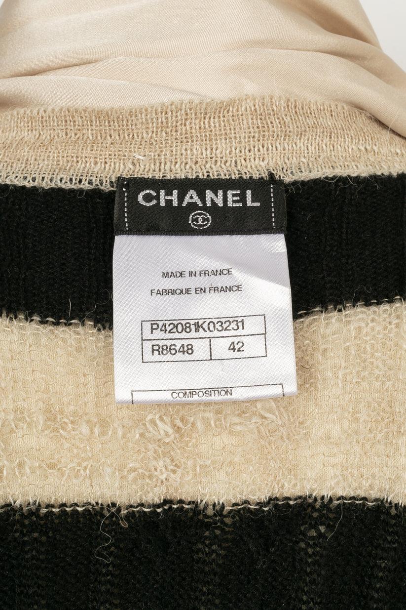 Chanel Cardigan rayé en cachemire avec une écharpe en soie 3
