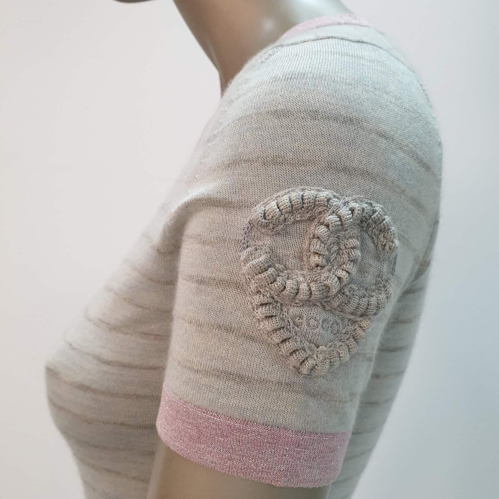 Gris Chanel - Robe en maille de cachemire rayée avec logo brodé  en vente