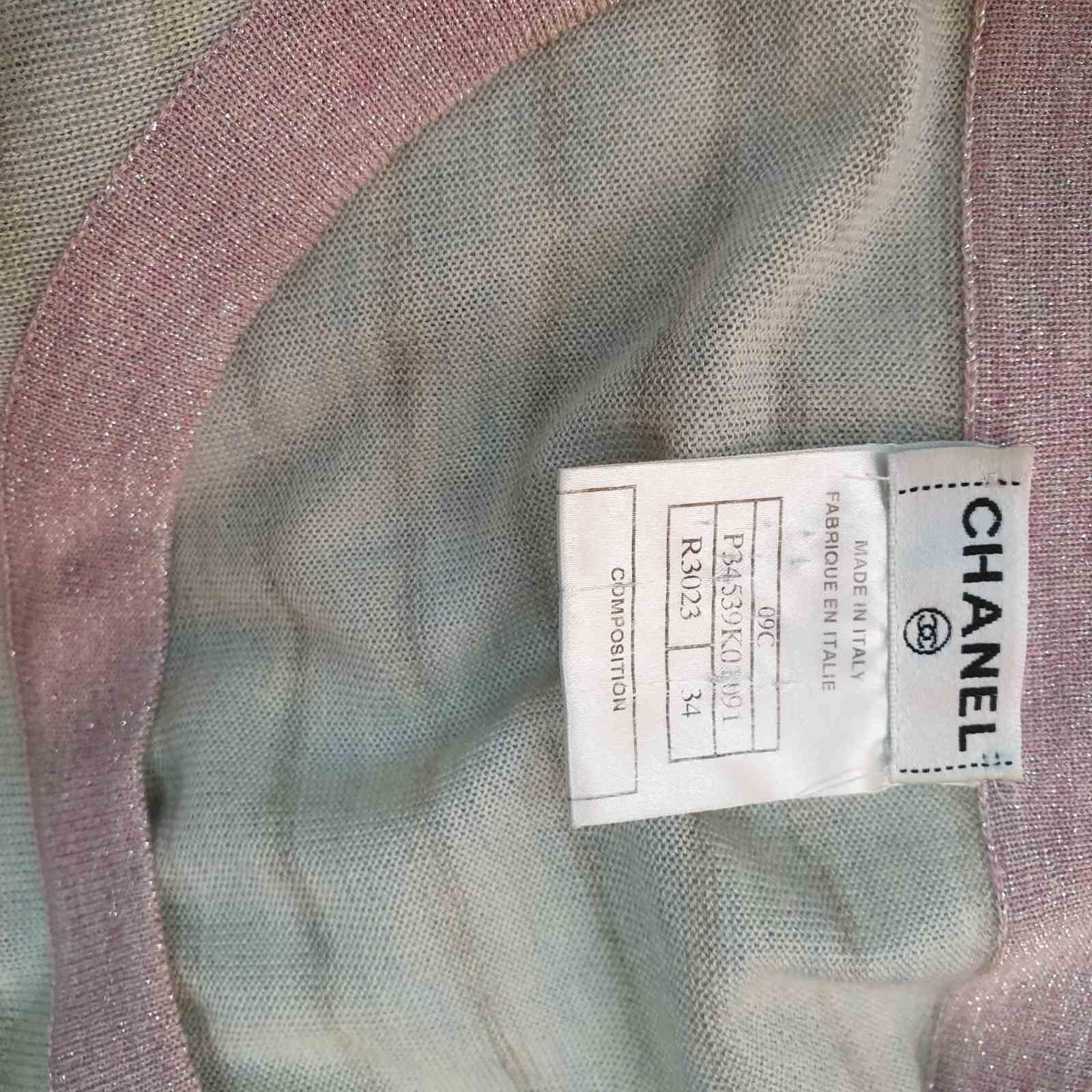 Chanel - Robe en maille de cachemire rayée avec logo brodé  Pour femmes en vente