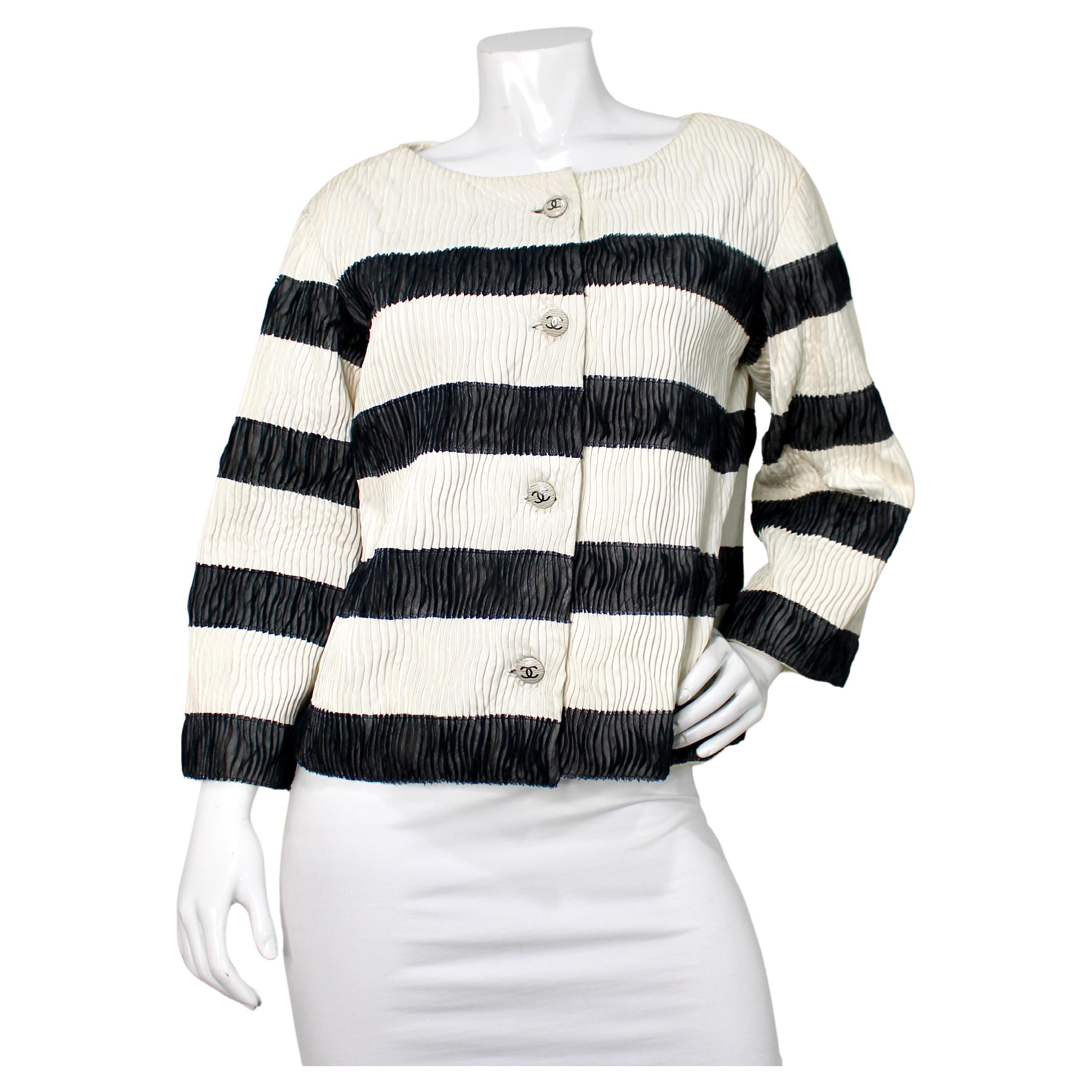 Giacca Chanel a righe in pelle d'agnello plissettata e seta Coco Mark Button Up