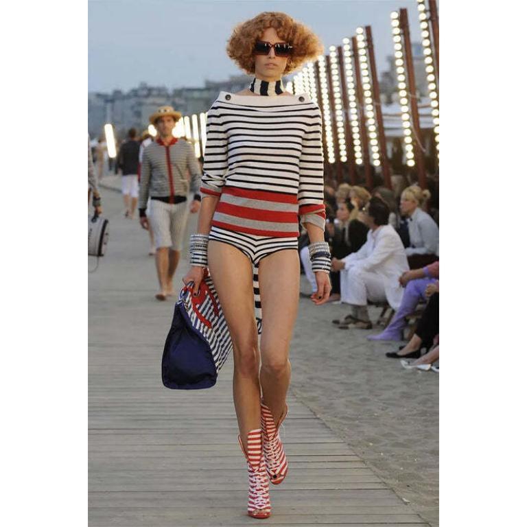 Chanel -(Fabriqué en Italie) Top à manches longues en cachemire au style marin dans des tons bleus, rouges et gris. Taille 50FR indiquée. Collectional 2010, sous la direction de Karl Lagerfeld.

Informations complémentaires :
Condit : Très bon