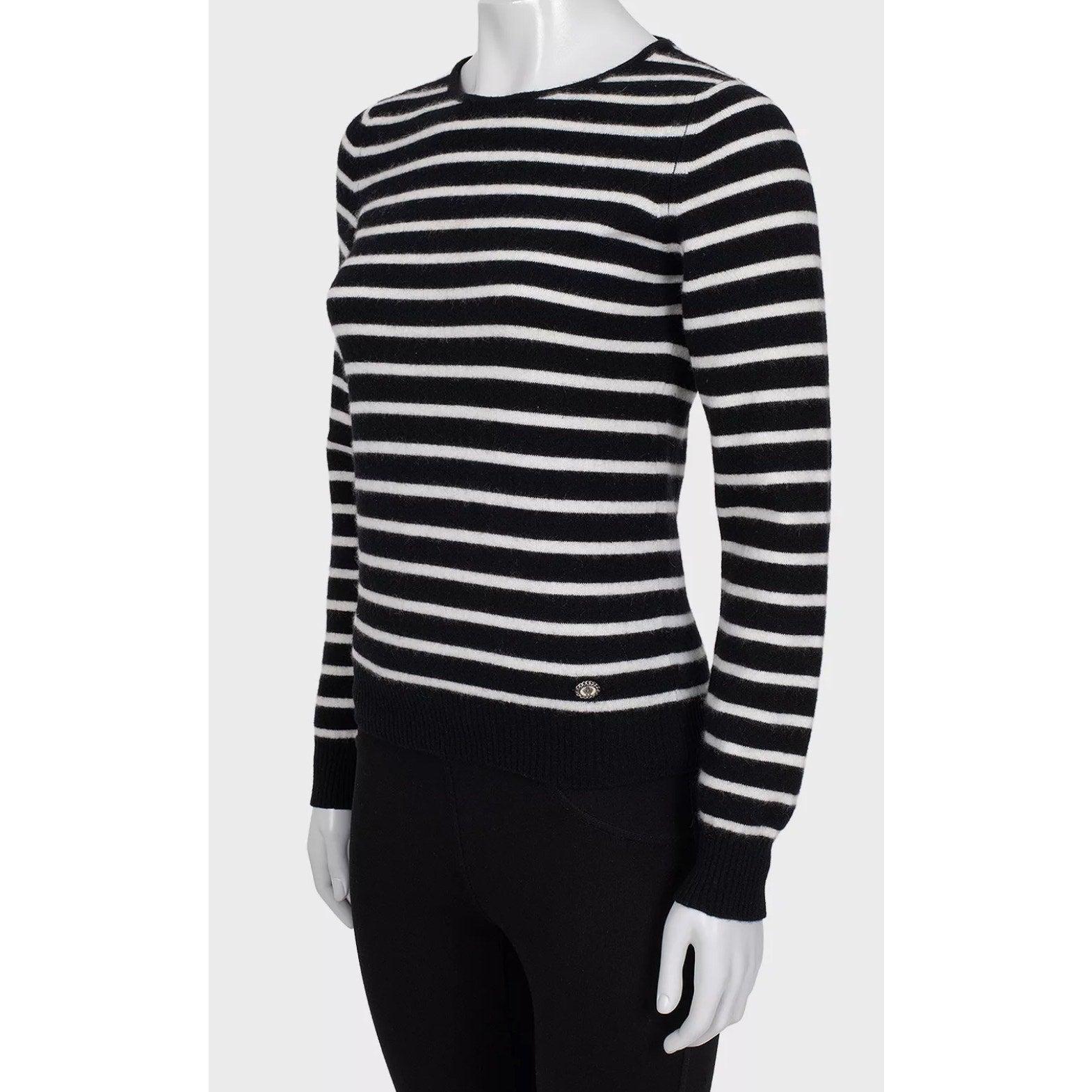 Peppen Sie Ihre Garderobe mit diesem schicken gestreiften Chanel Strickpullover auf! Dieser Pullover ist aus einem weichen, strukturierten Stoff mit einem einzigartigen Kurzflor-Finish gefertigt und bietet sowohl Tiefe als auch haptischen Reiz. Die