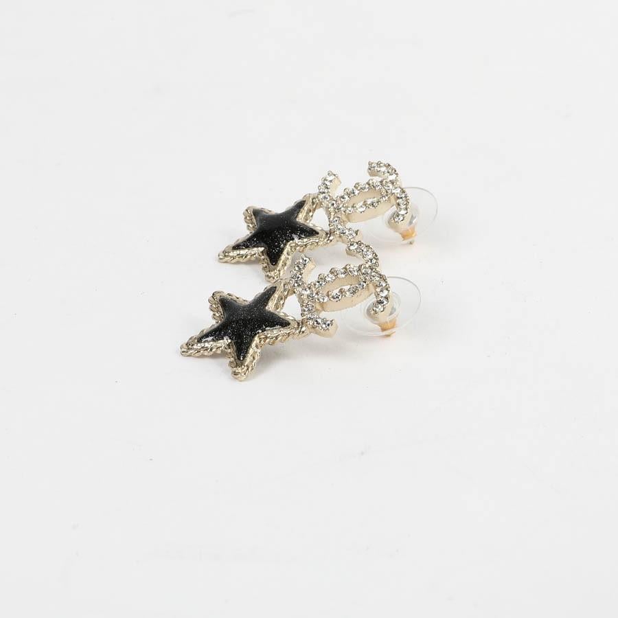 CHANEL stud earrings CC set with rhinestones, glittery black resin star. Pale gold colored metal.
Condition : Never worn. Made in France.
The stamp is present on the back of each stud earring.
Dimensions: 3x1.8 cm.
Will be delivered in a