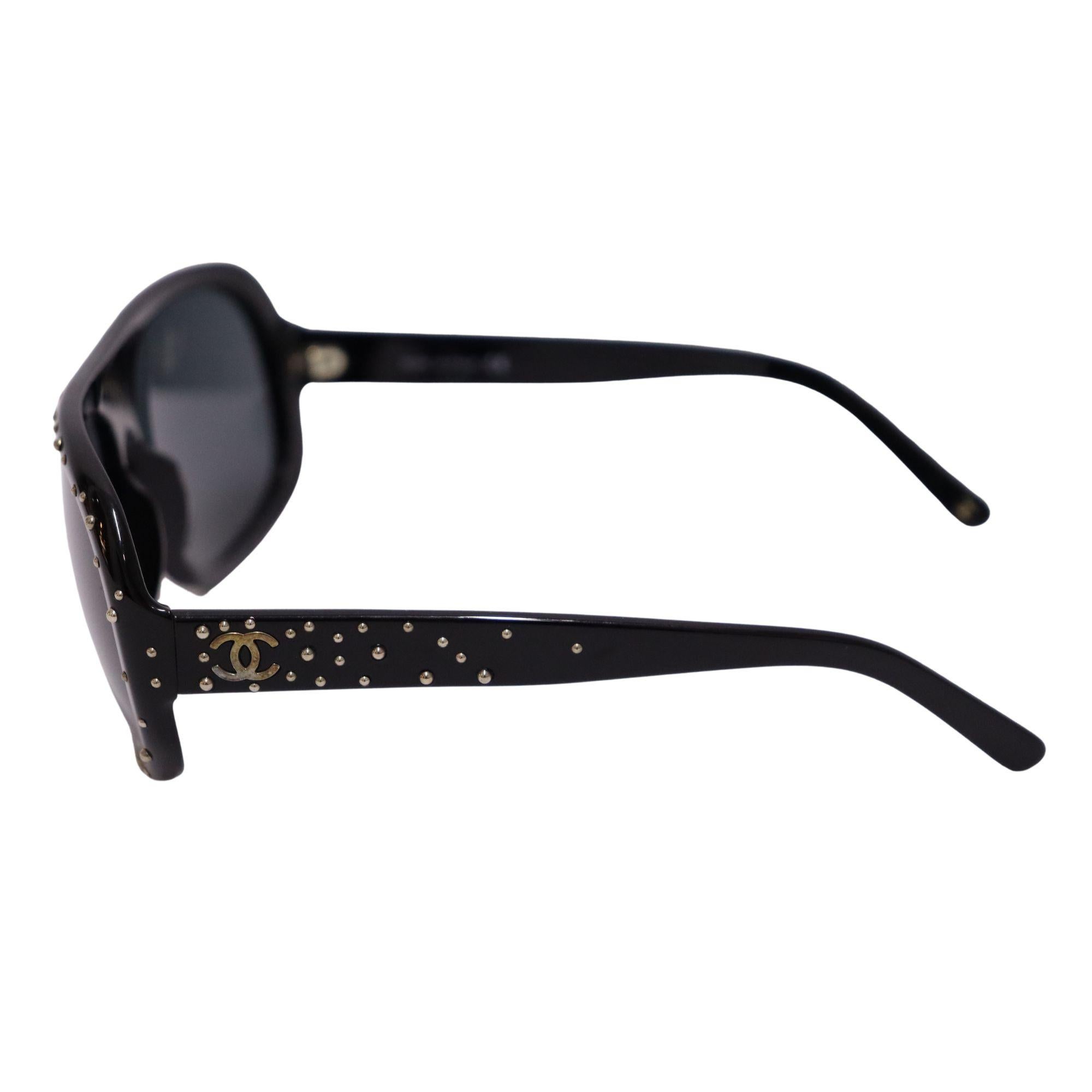 Black acetate Chanel aviator sunglasses with tinted lenses, strass embellishments at frames and temples featuring CC logos.
Size: 31/50/145
Overall condition: Very Good.
Interior condition: Signs of use.
External condition: Hardware color fade on