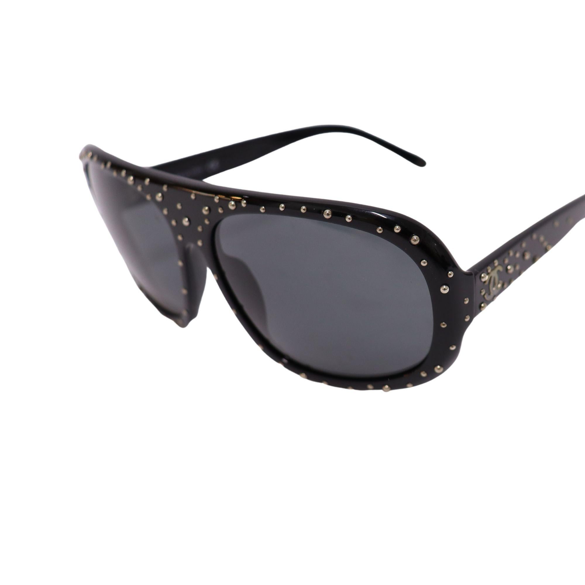 Chanel Aviator-Sonnenbrille mit Nieten im Zustand „Gut“ im Angebot in Amman, JO