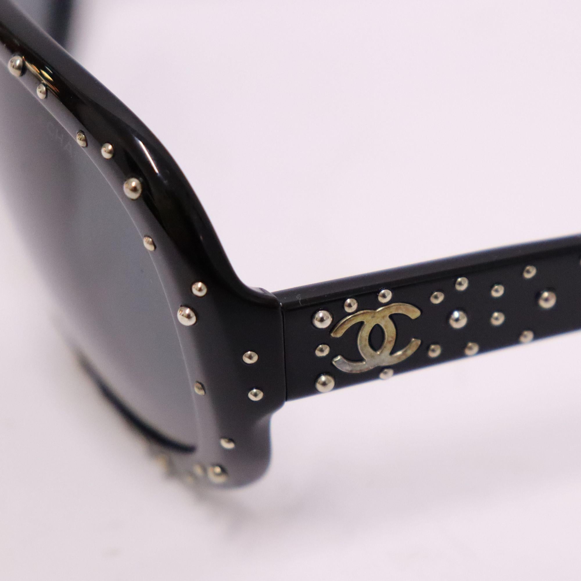 Chanel Aviator-Sonnenbrille mit Nieten im Angebot 3