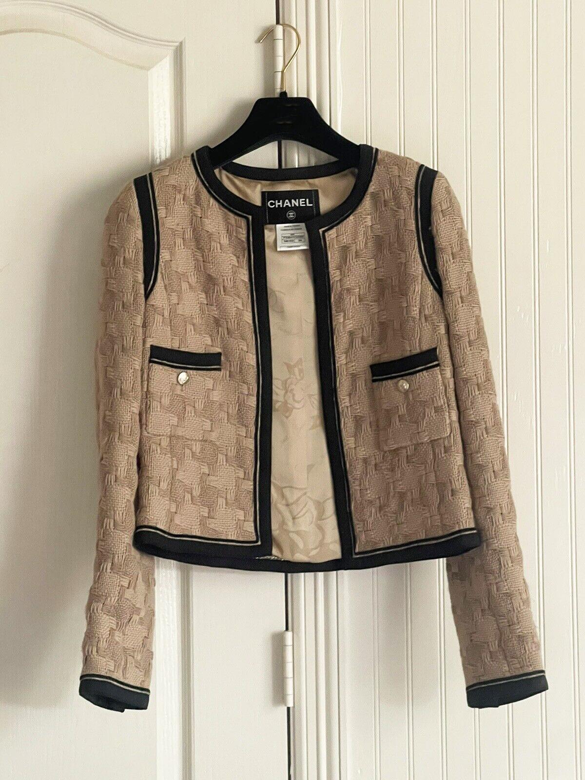 Stunning Chanel beige tweed jacket with contrast black trim!
- CC logo buttons at pockets and cuffs
- tonal silk lining
Size mark 36 FR. Condition is pristine, kept unworn.