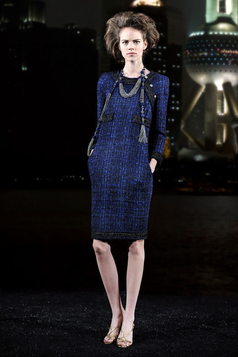 Chanel Atemberaubendes CC Sechseckige Knöpfe Lesage Tweed Kleid im Zustand „Hervorragend“ im Angebot in Dubai, AE